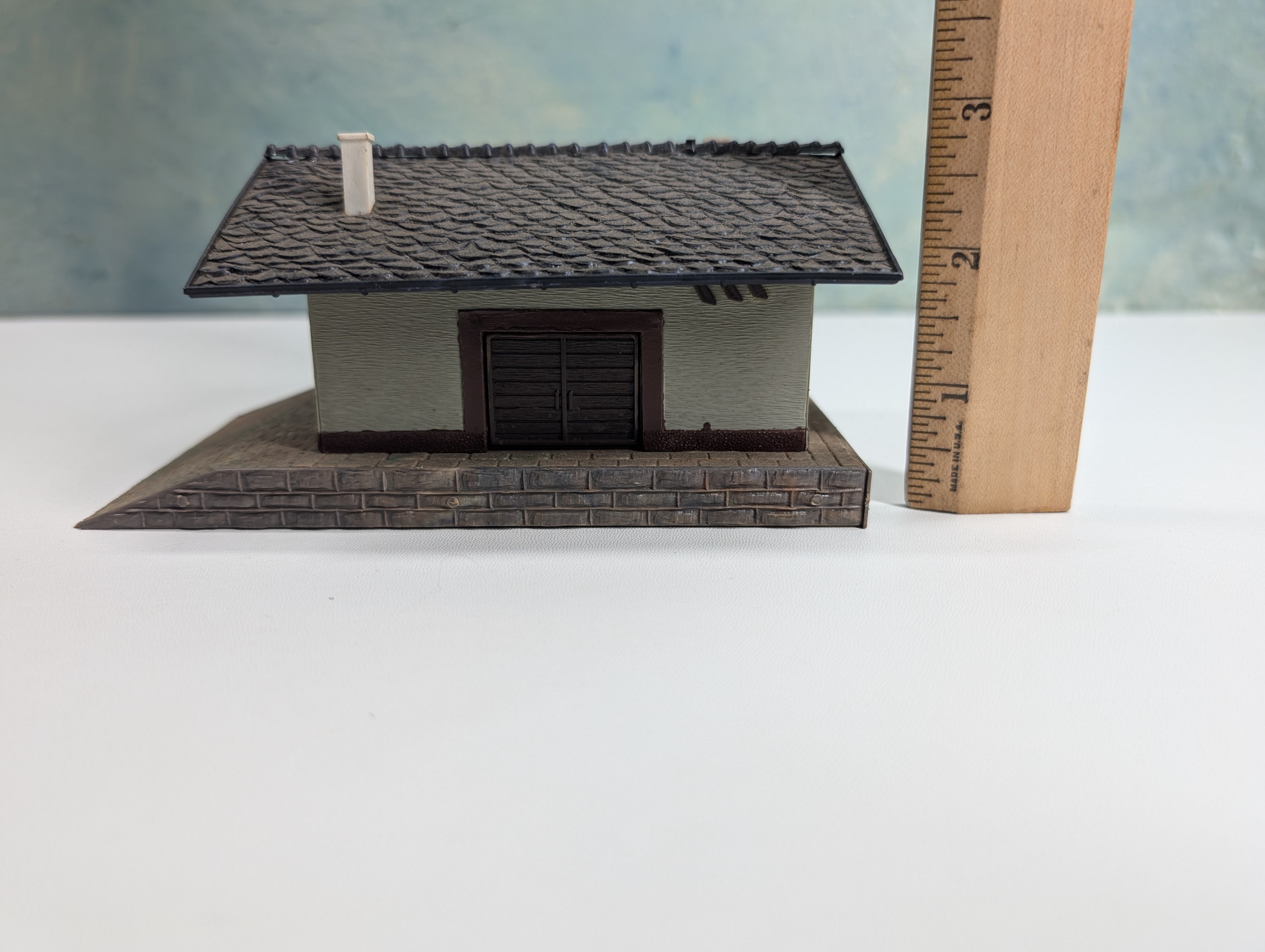 USED HO Scale Shed with Brick Ramp