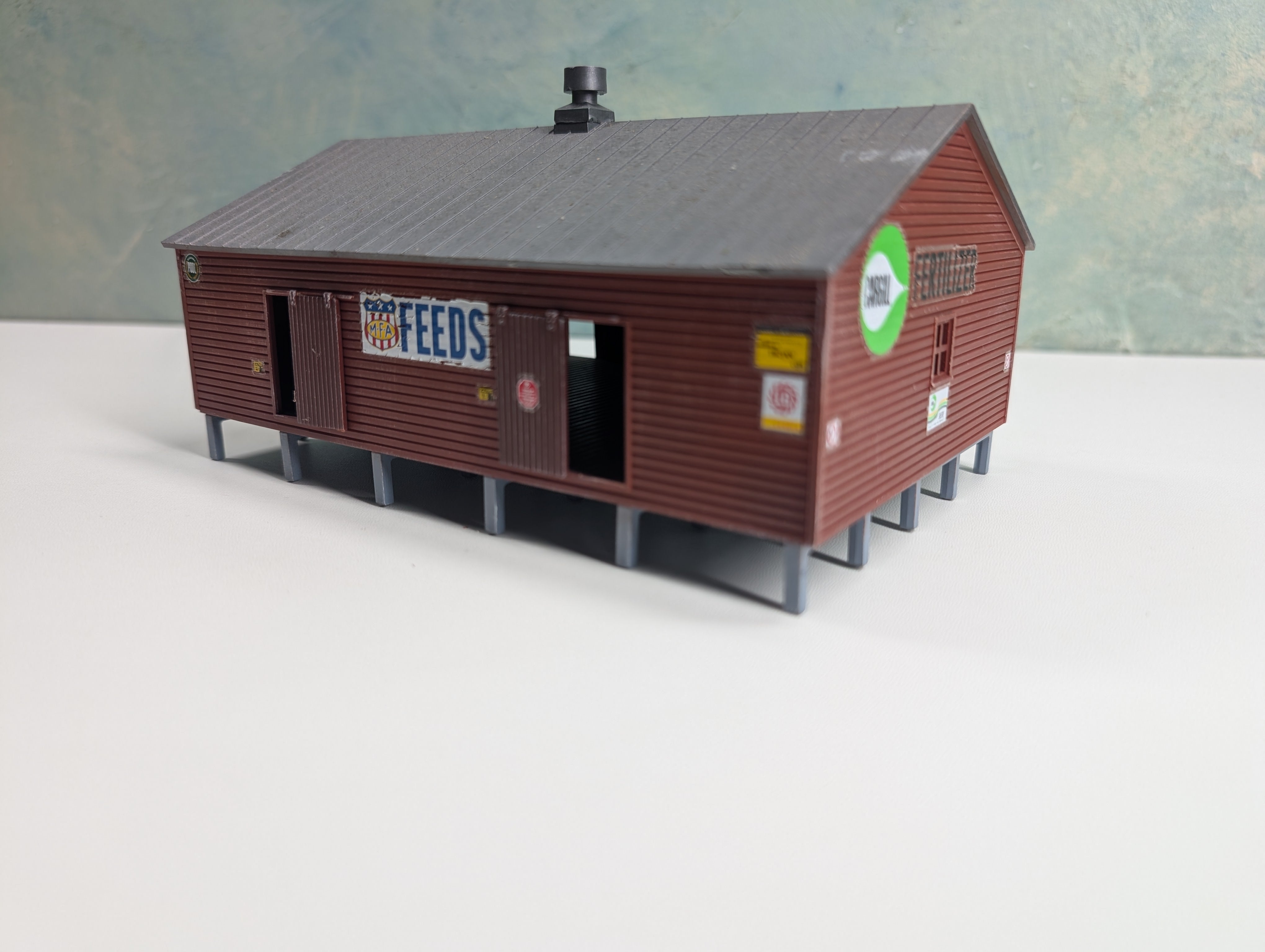 USED HO Scale Raised Barn, Cargill Fertilizer