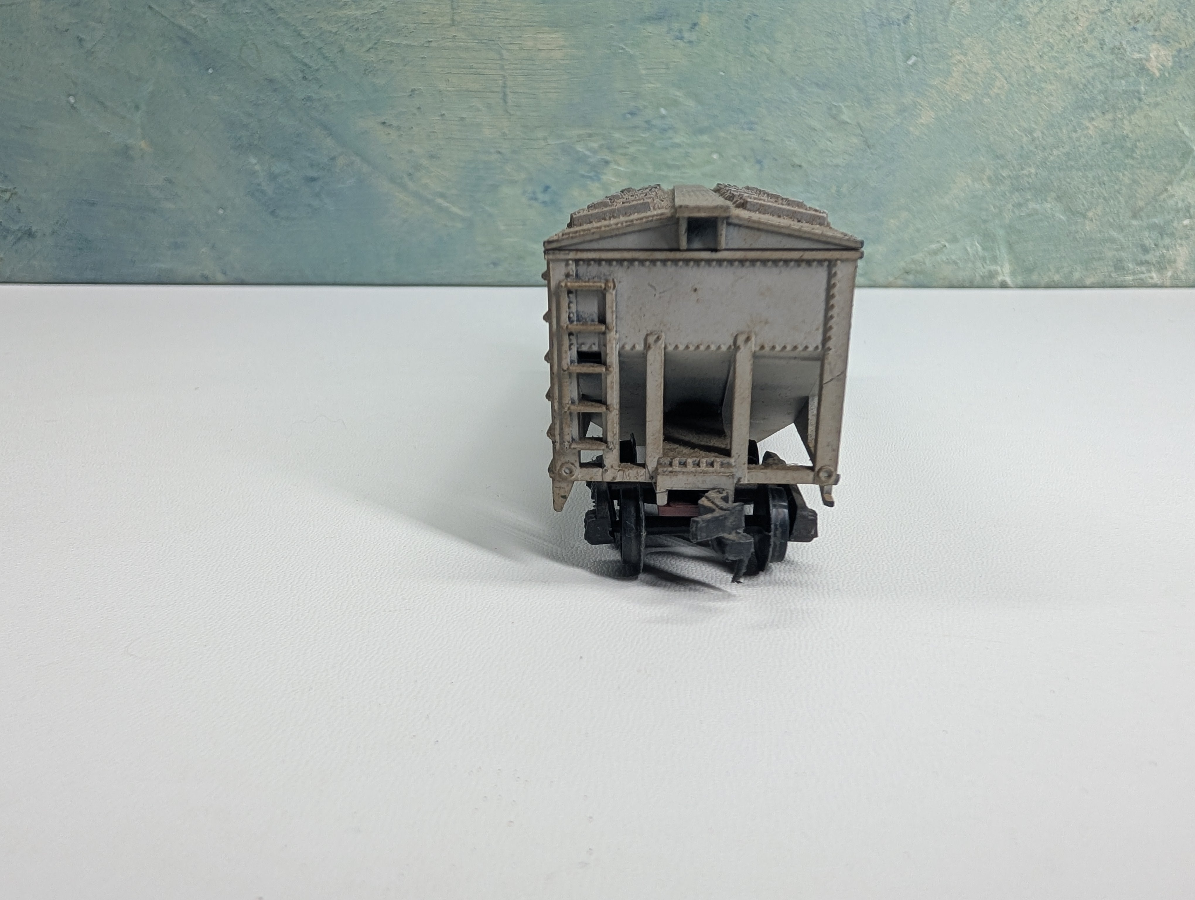 USED HO Scale 2 Bay Covered Hopper Chesapeake and Ohio C&O #1143