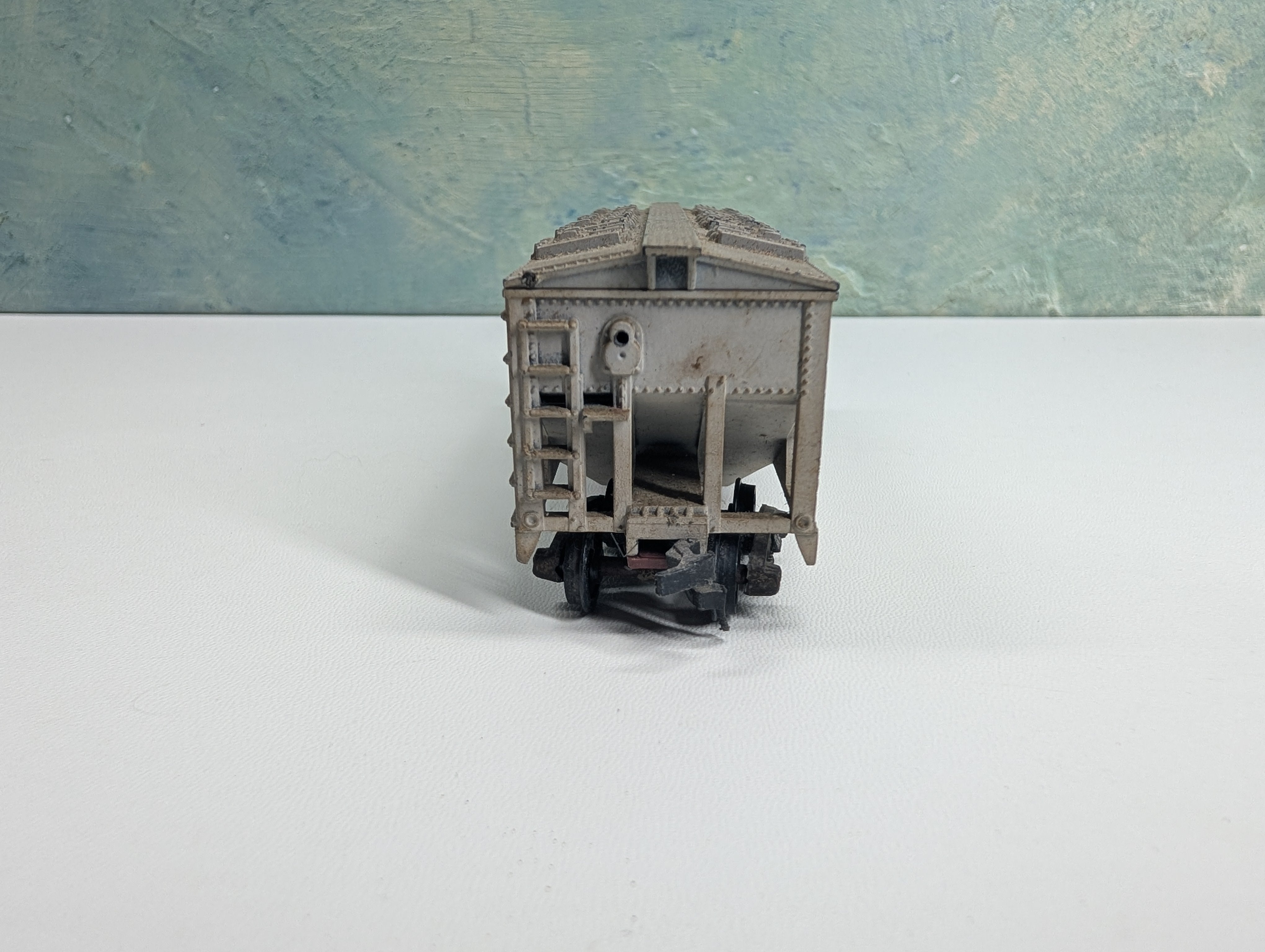 USED HO Scale 2 Bay Covered Hopper Chesapeake and Ohio C&O #1143