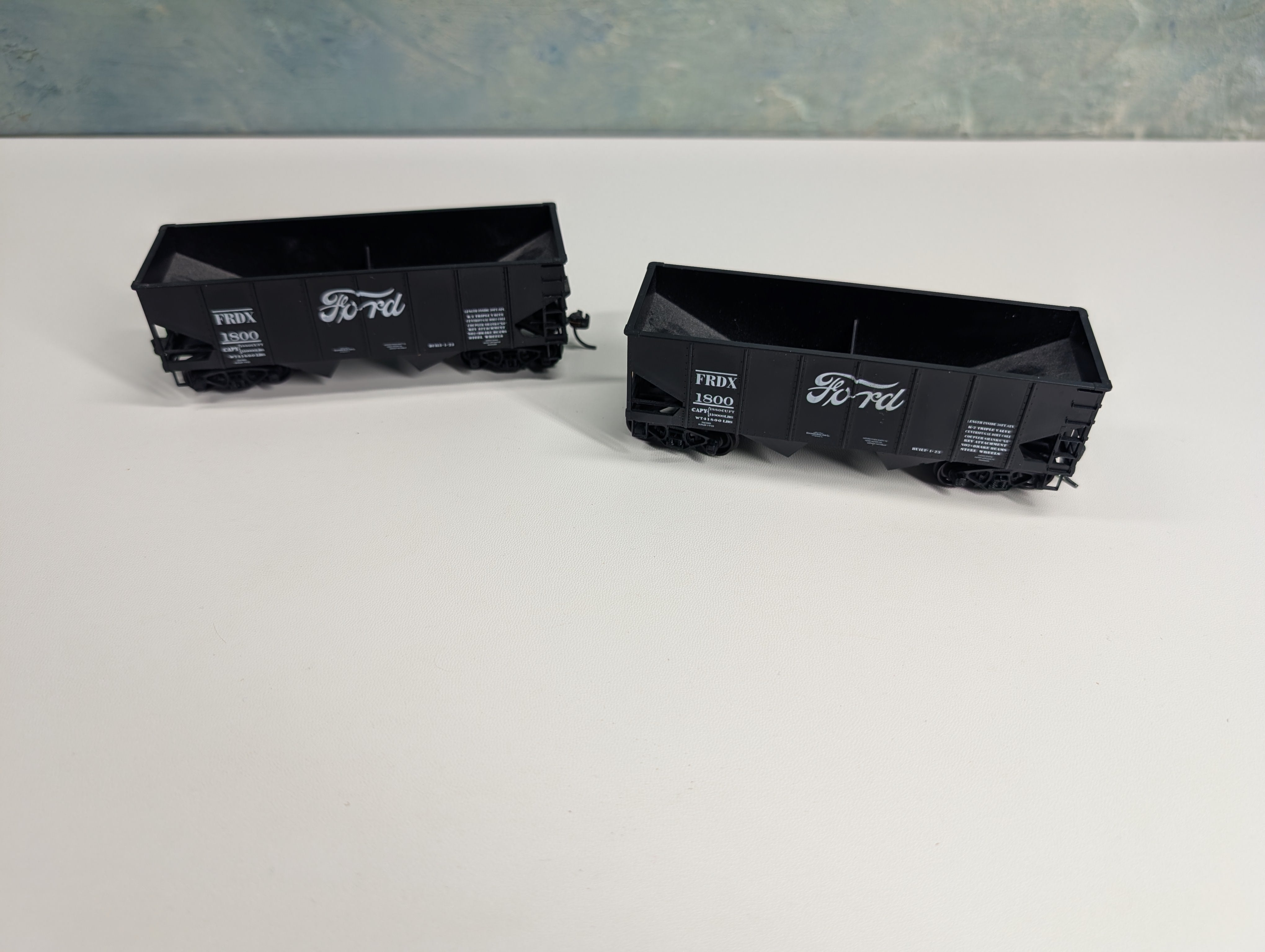 USED Accurail HO Scale 2 Bay Hopper Ford FRDX #1800 (2 pcs)