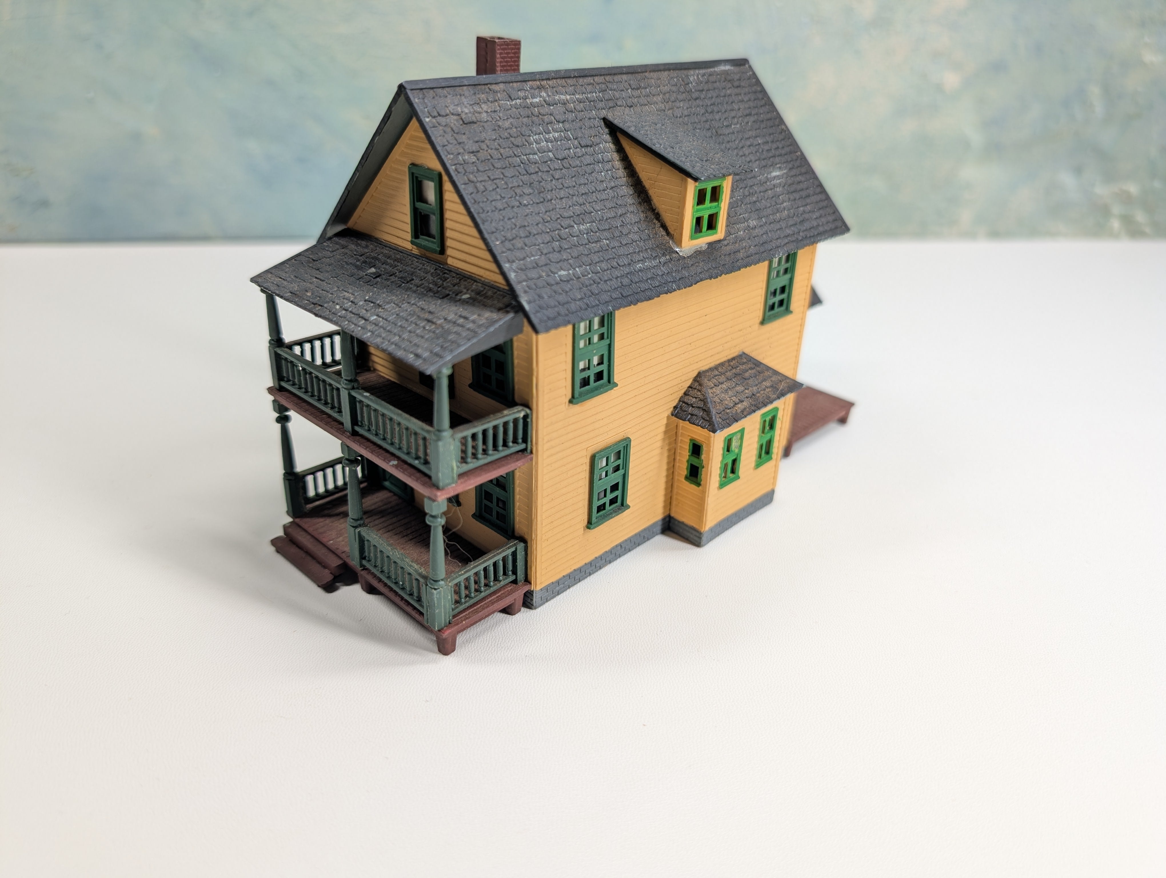 USED HO Scale Yellow House w/ Porch