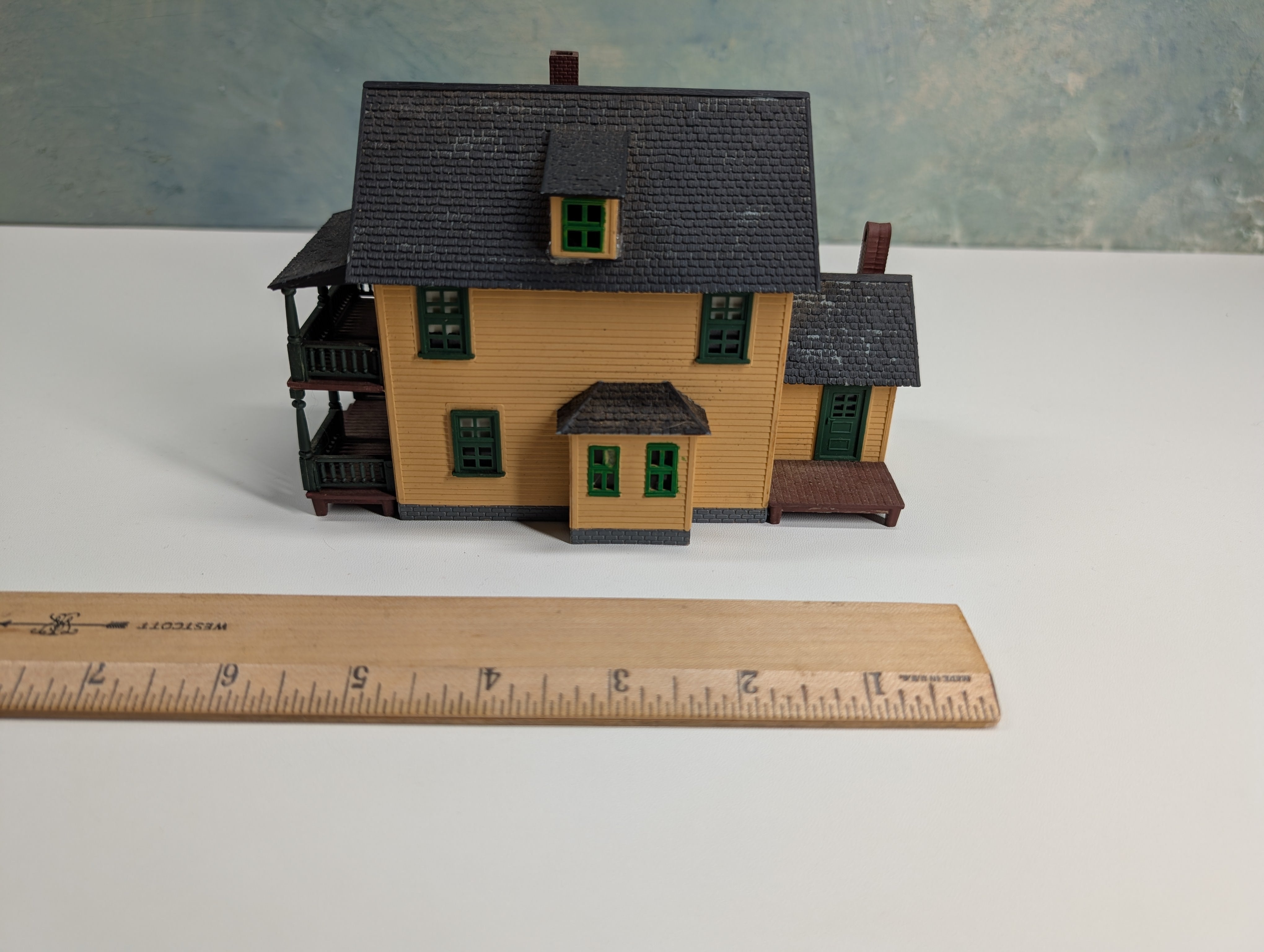 USED HO Scale Yellow House w/ Porch
