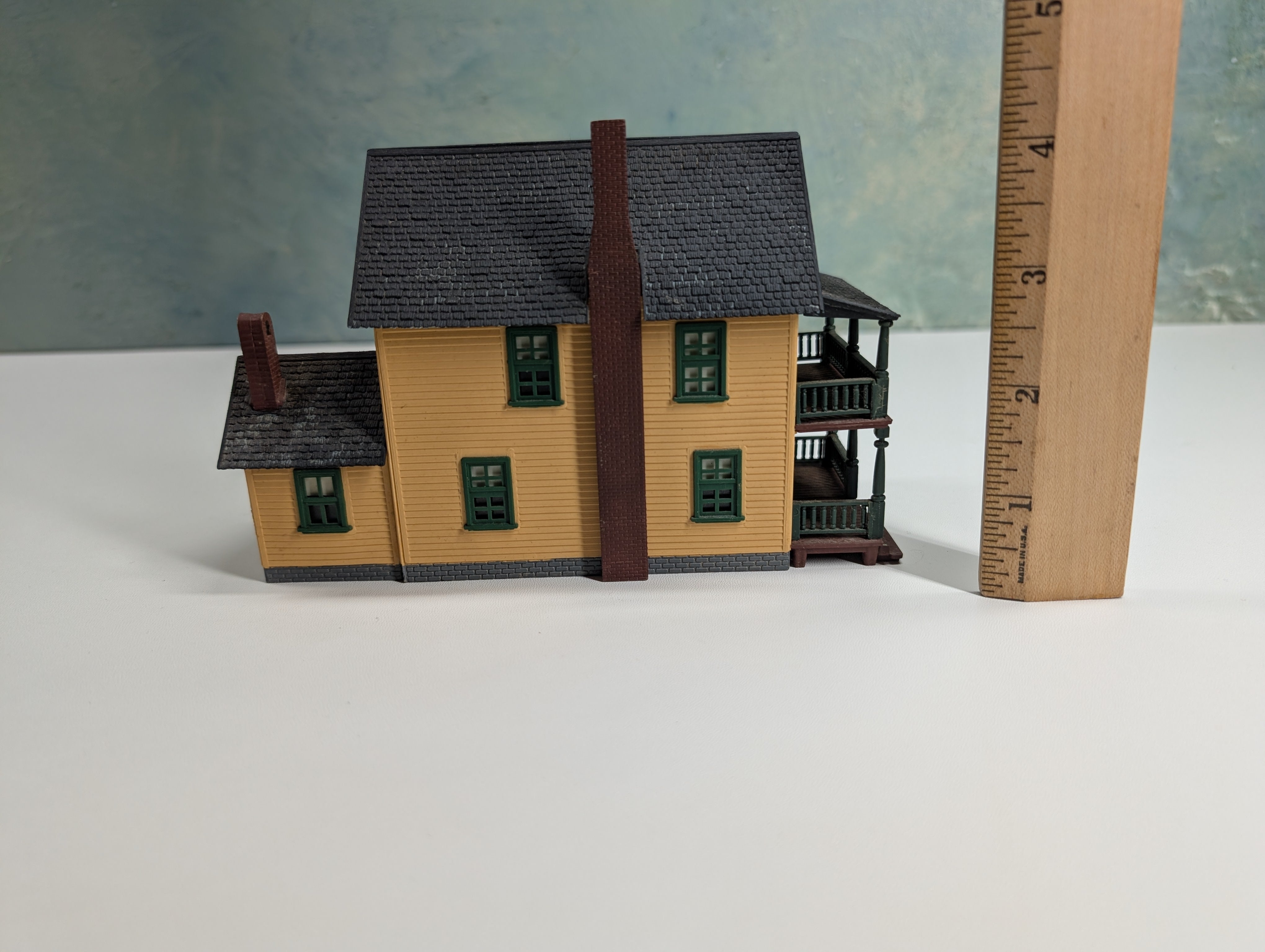 USED HO Scale Yellow House w/ Porch