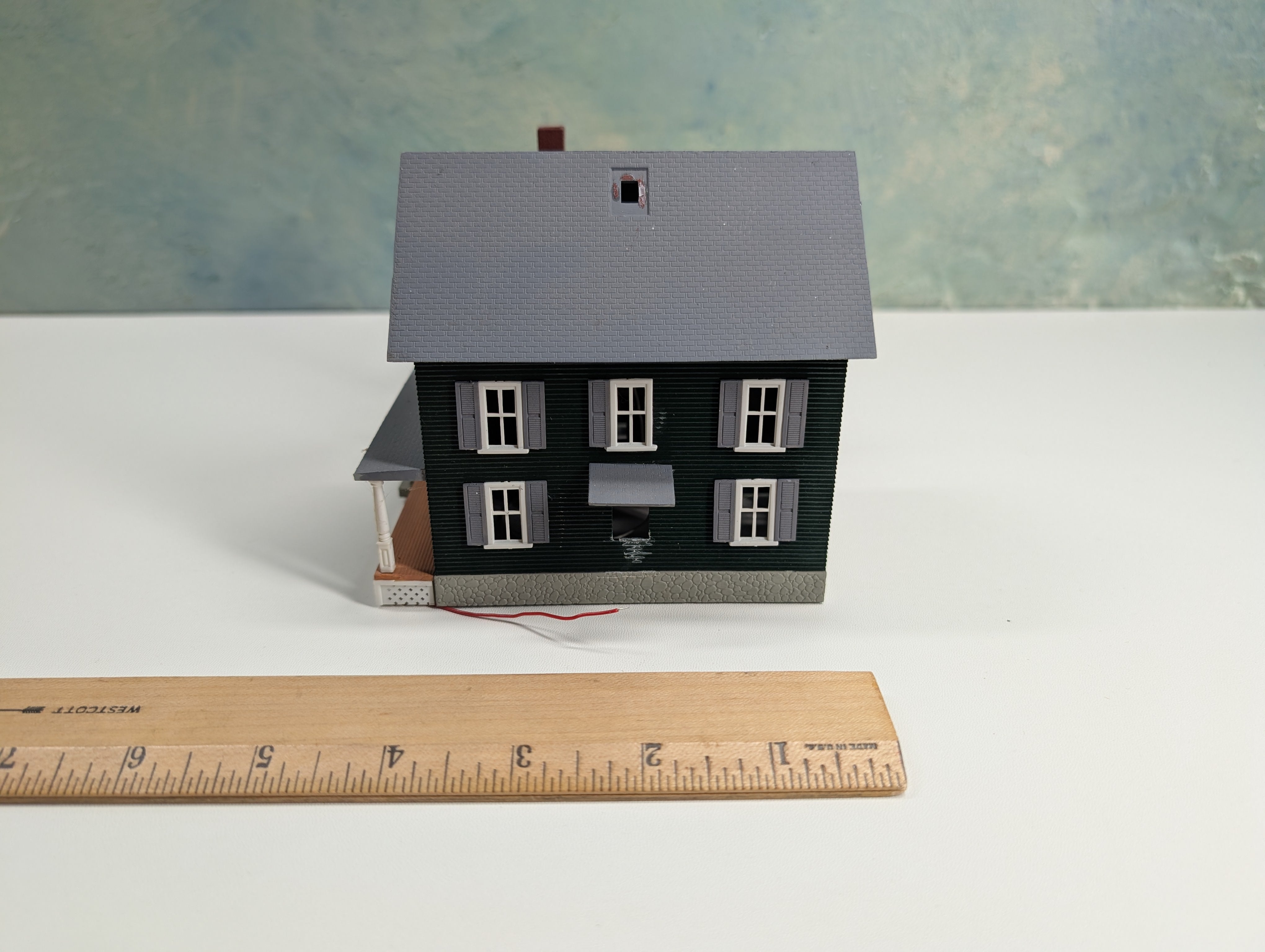 USED HO Scale Dark Green Farm House