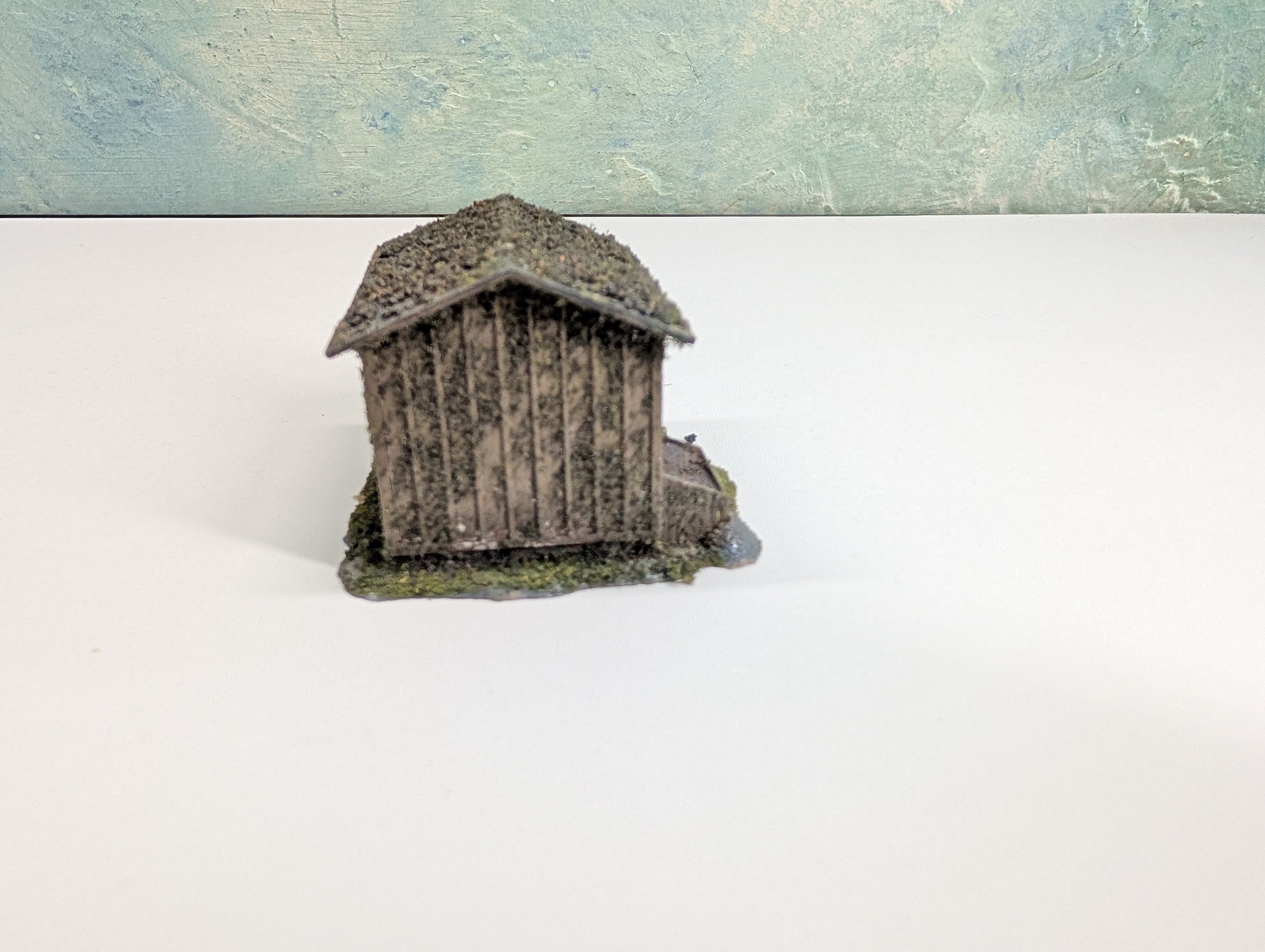 USED HO Scale Shanty, Weathered w/ Greenery