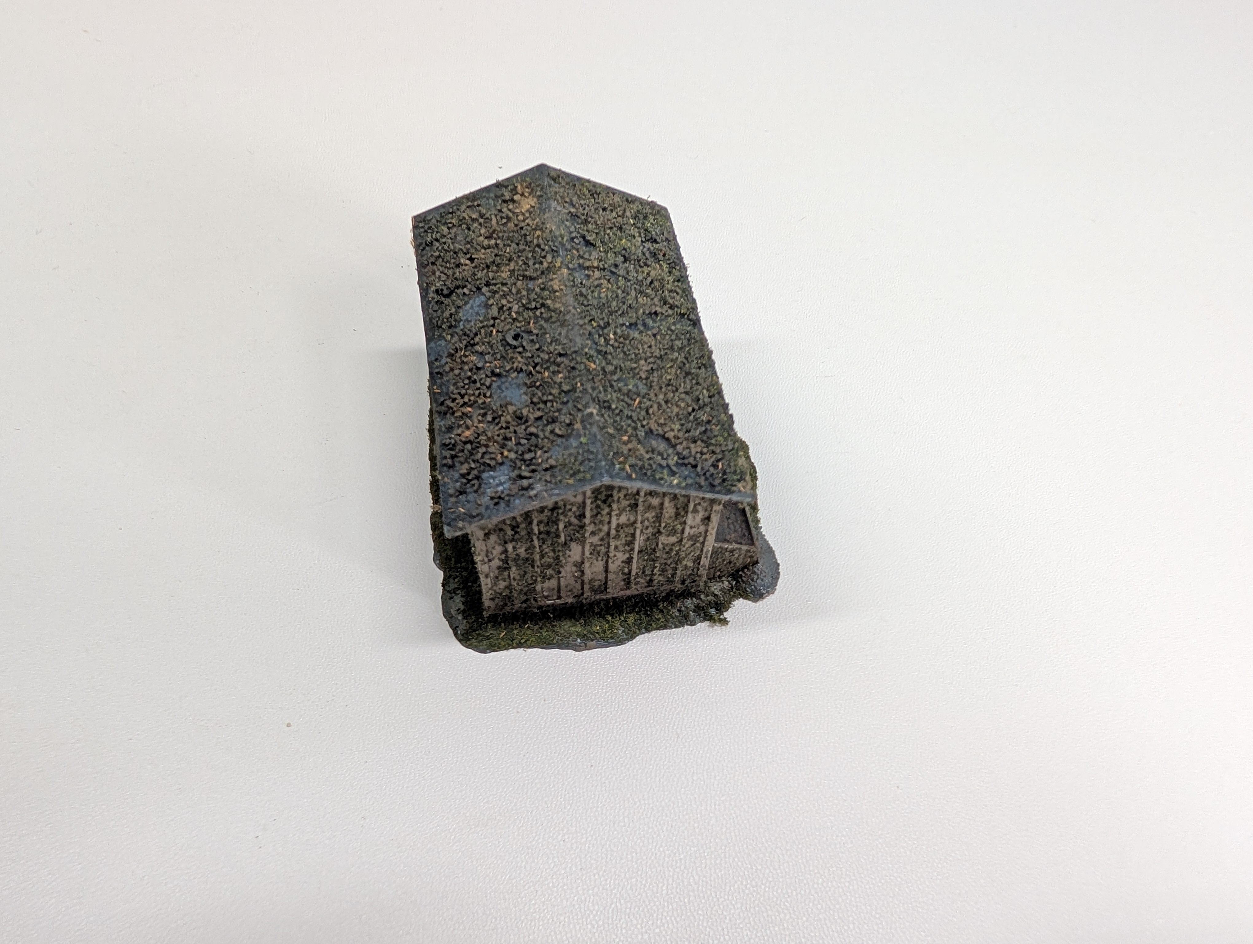 USED HO Scale Shanty, Weathered w/ Greenery