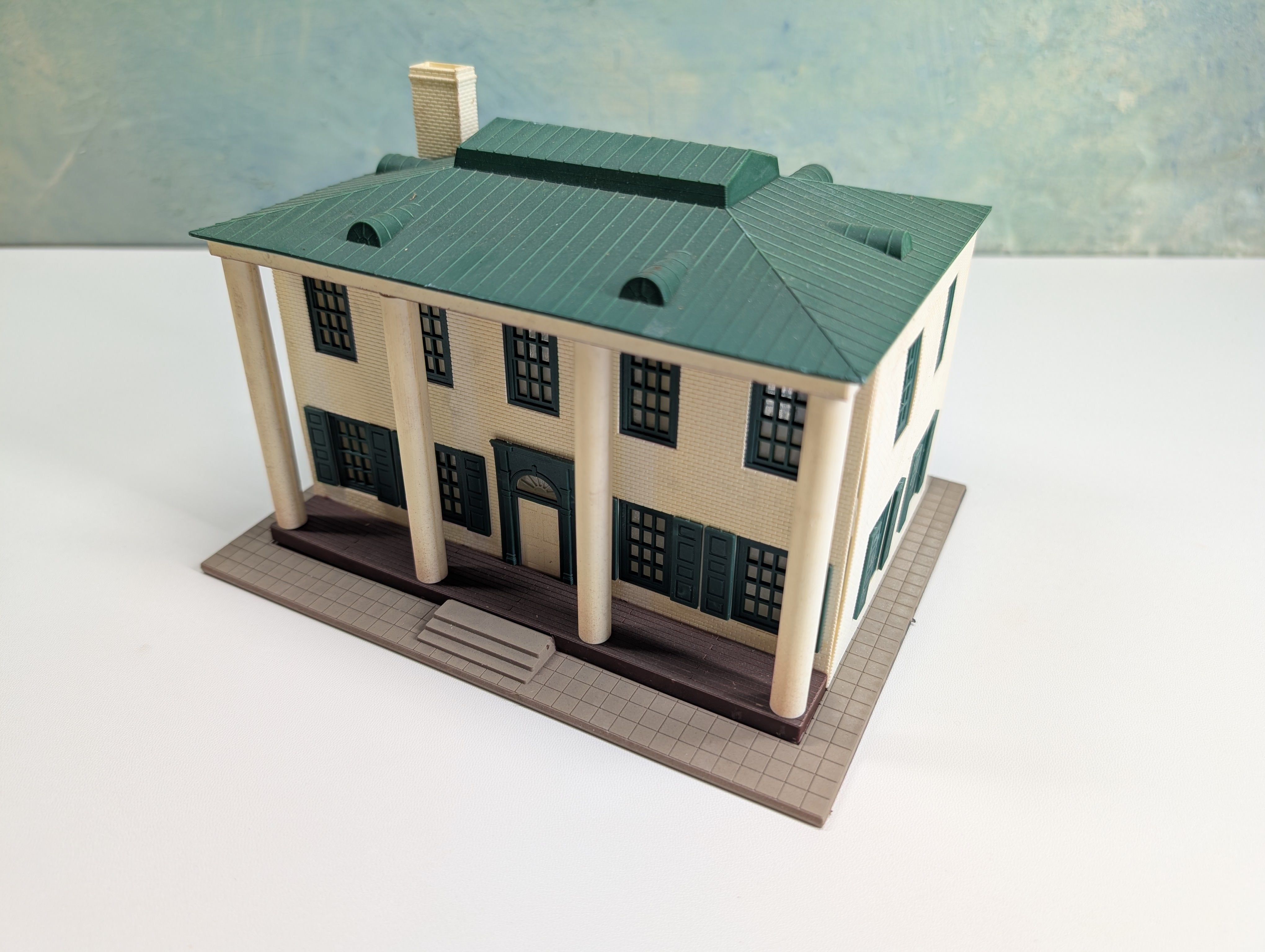 USED HO Scale Large Home with Green Roof with Porch Pillars