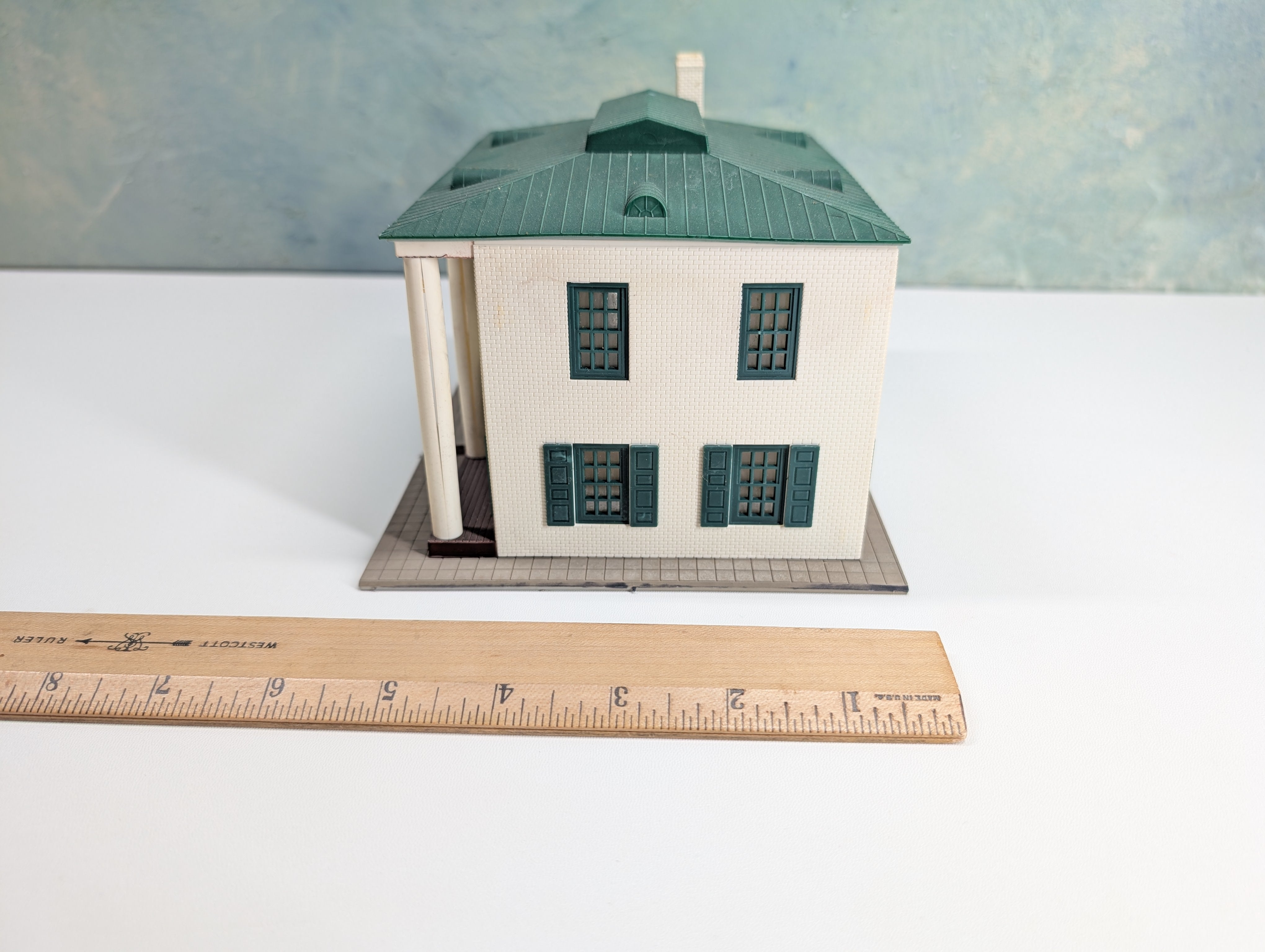 USED HO Scale Large Home with Green Roof with Porch Pillars