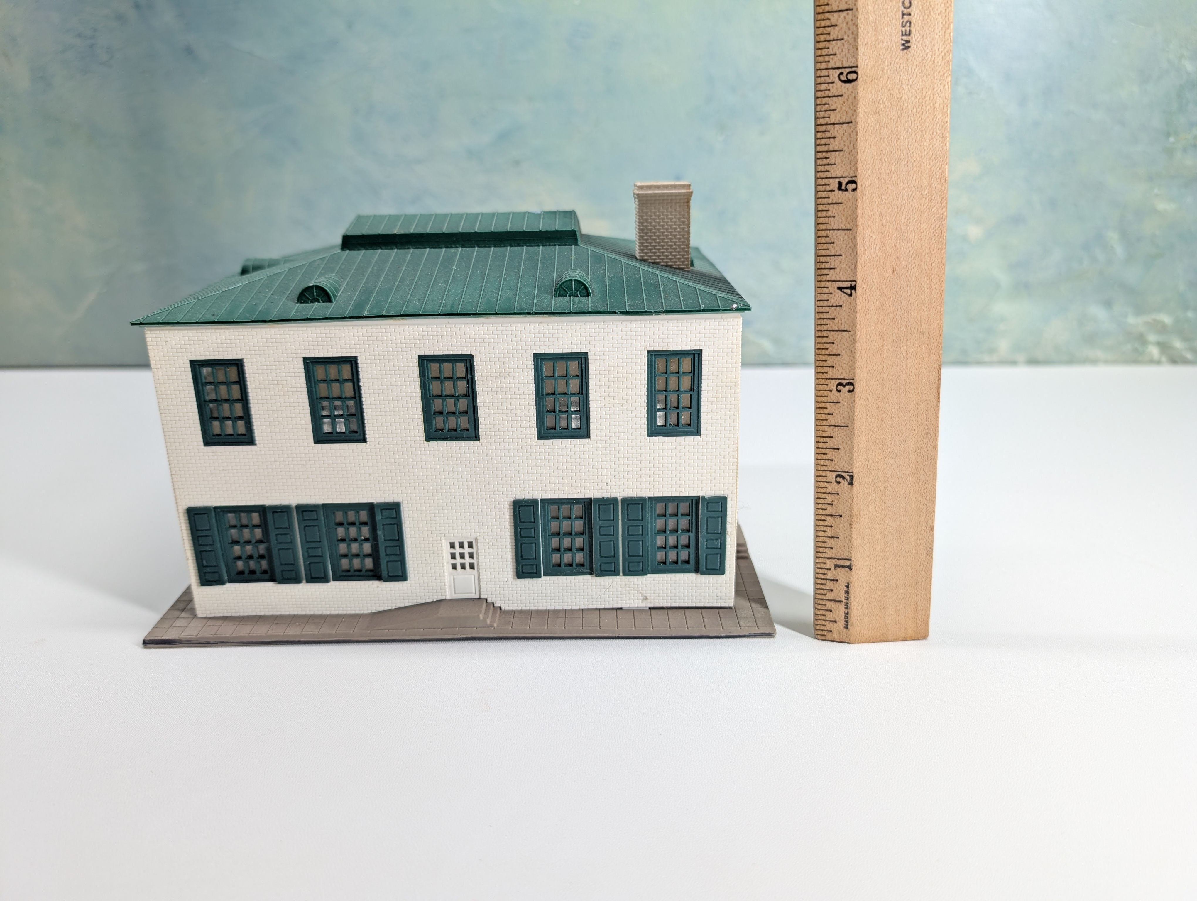 USED HO Scale Large Home with Green Roof with Porch Pillars
