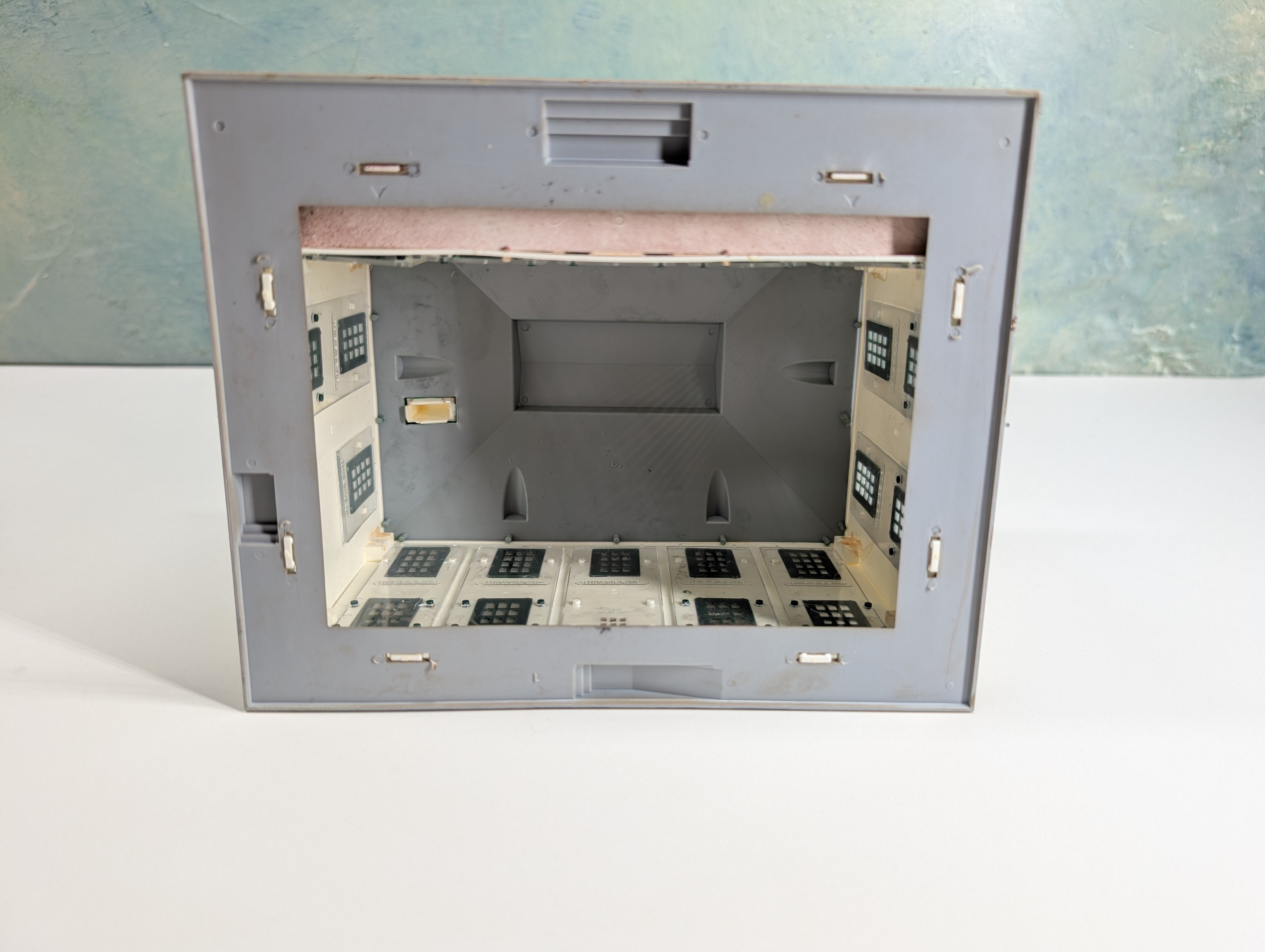 USED HO Scale Large Home with Green Roof with Porch Pillars