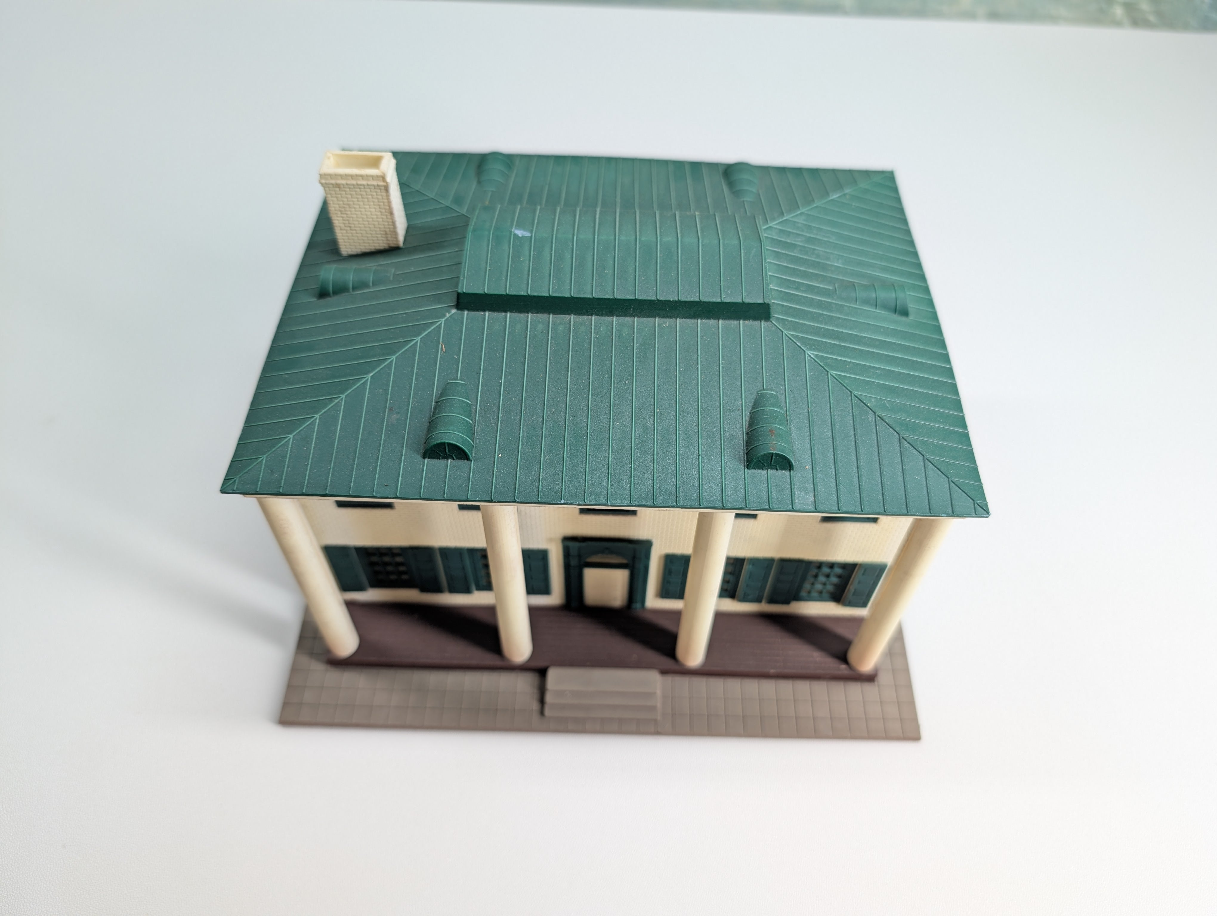 USED HO Scale Large Home with Green Roof with Porch Pillars