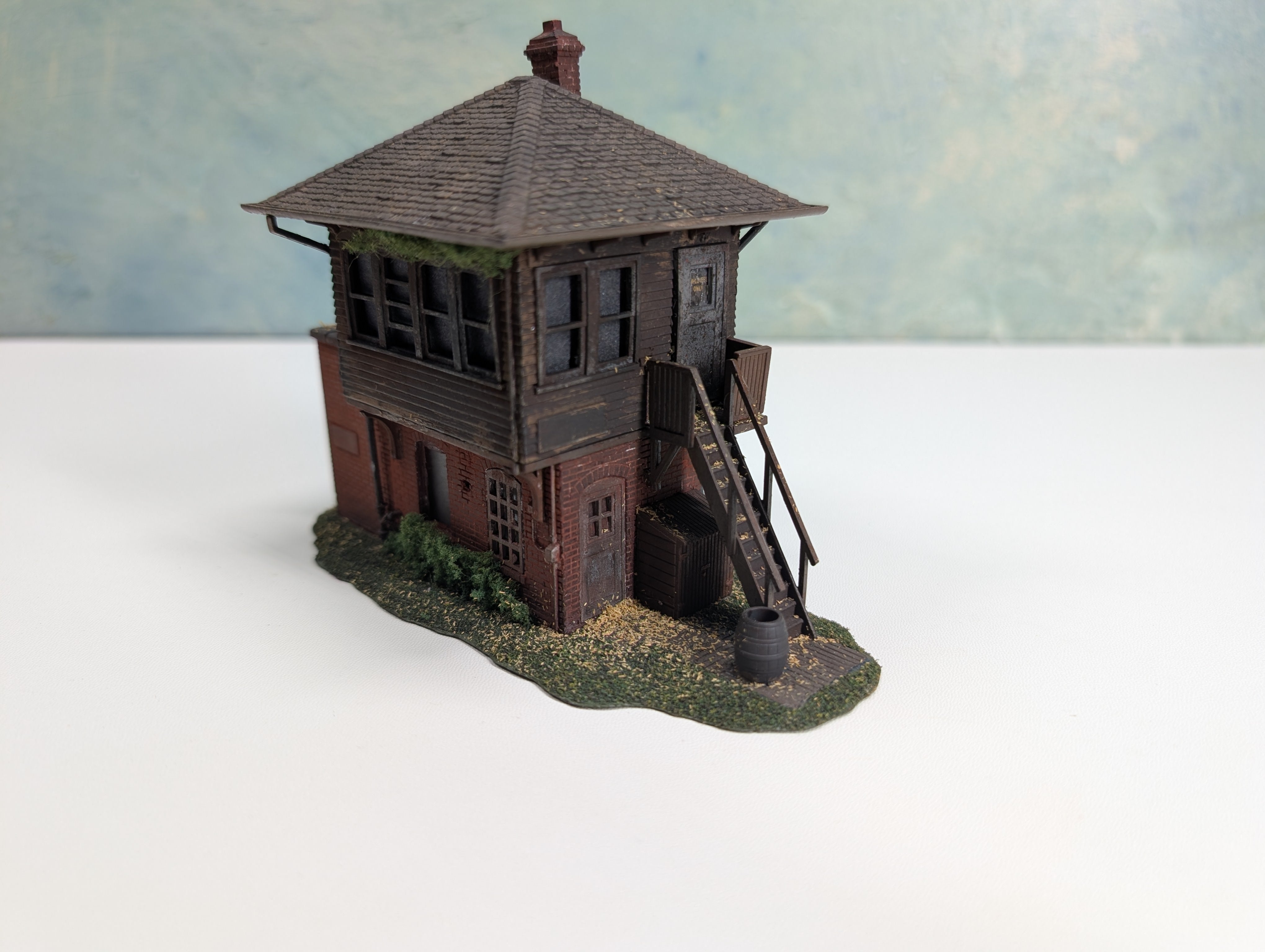 USED HO Scale Signal Tower, Weathered w/ Greenery