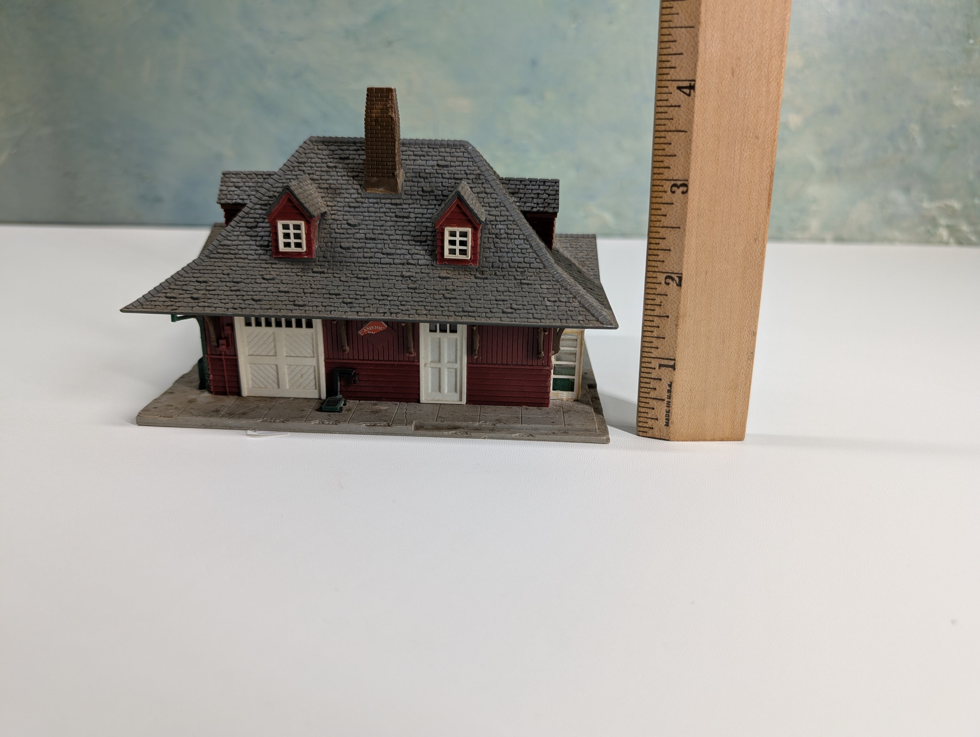 USED HO Scale REA Station