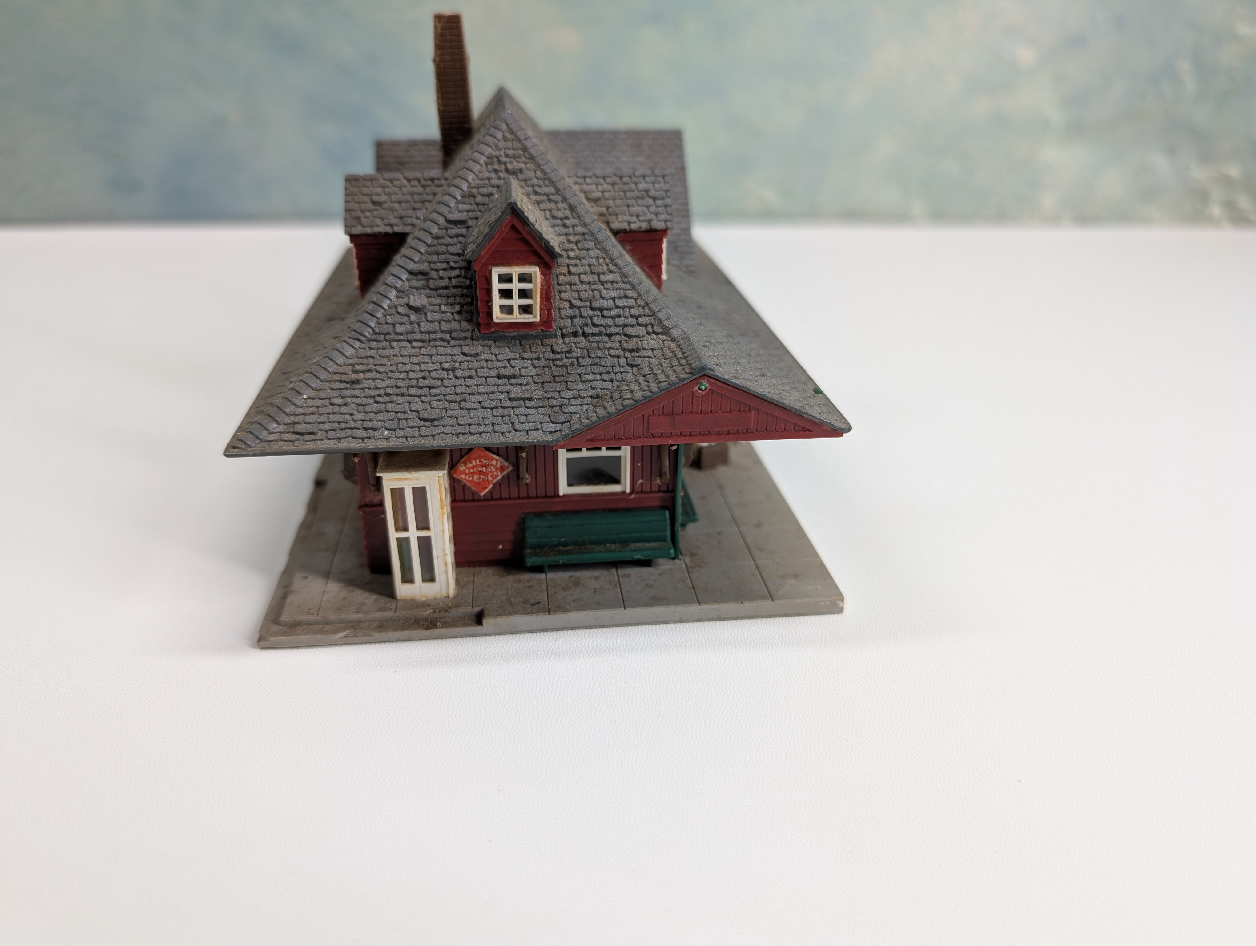 USED HO Scale REA Station