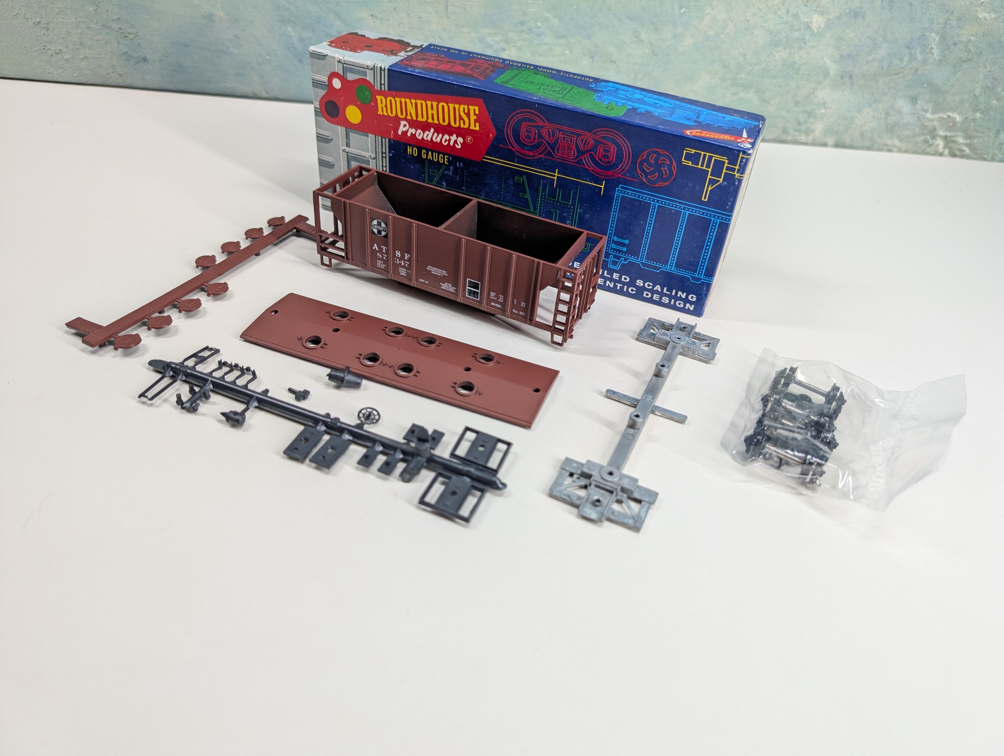 USED Roundhouse HO Scale Covered Hopper Santa Fe ATSF #87347 KIT