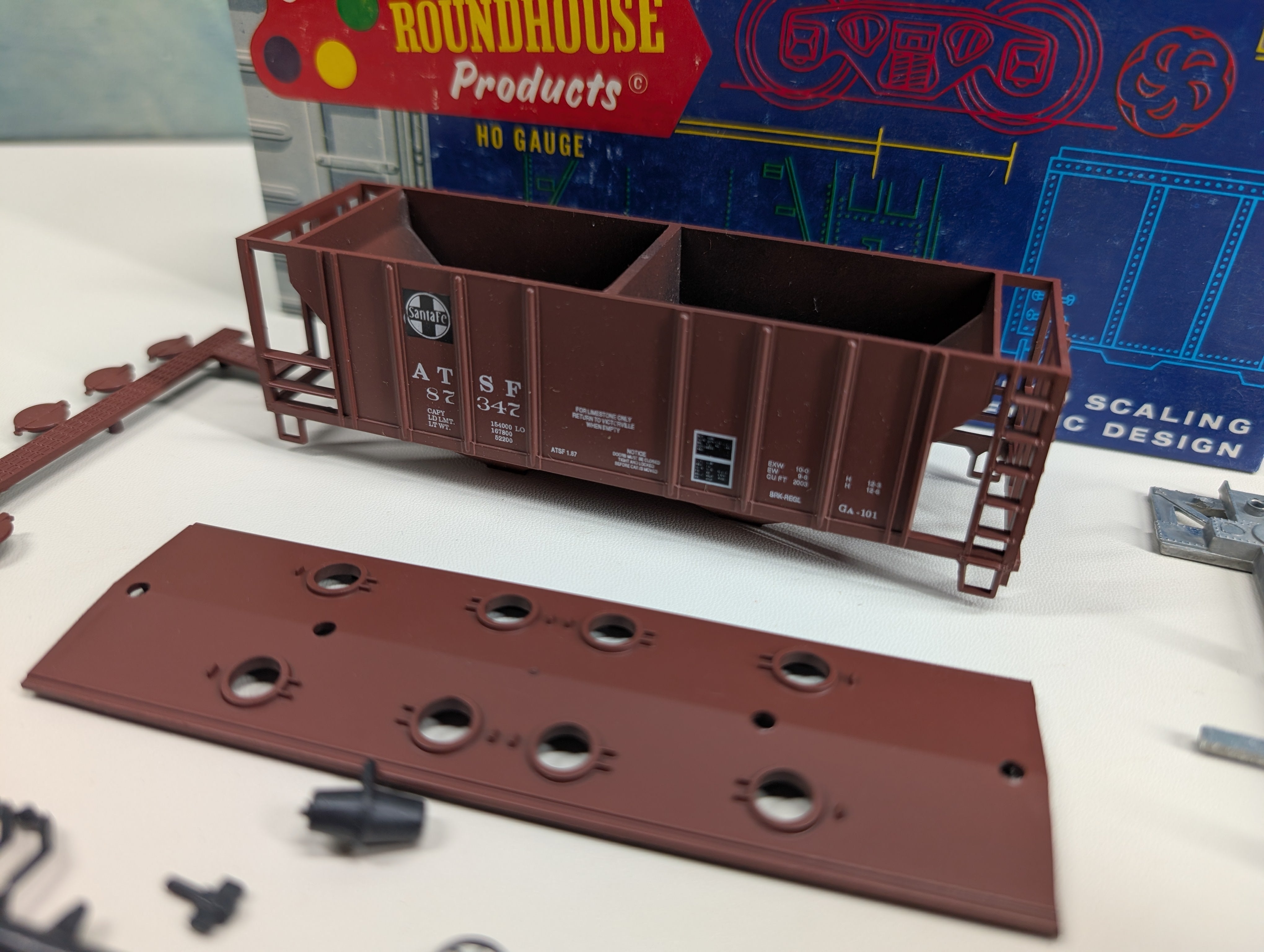 USED Roundhouse HO Scale Covered Hopper Santa Fe ATSF #87347 KIT