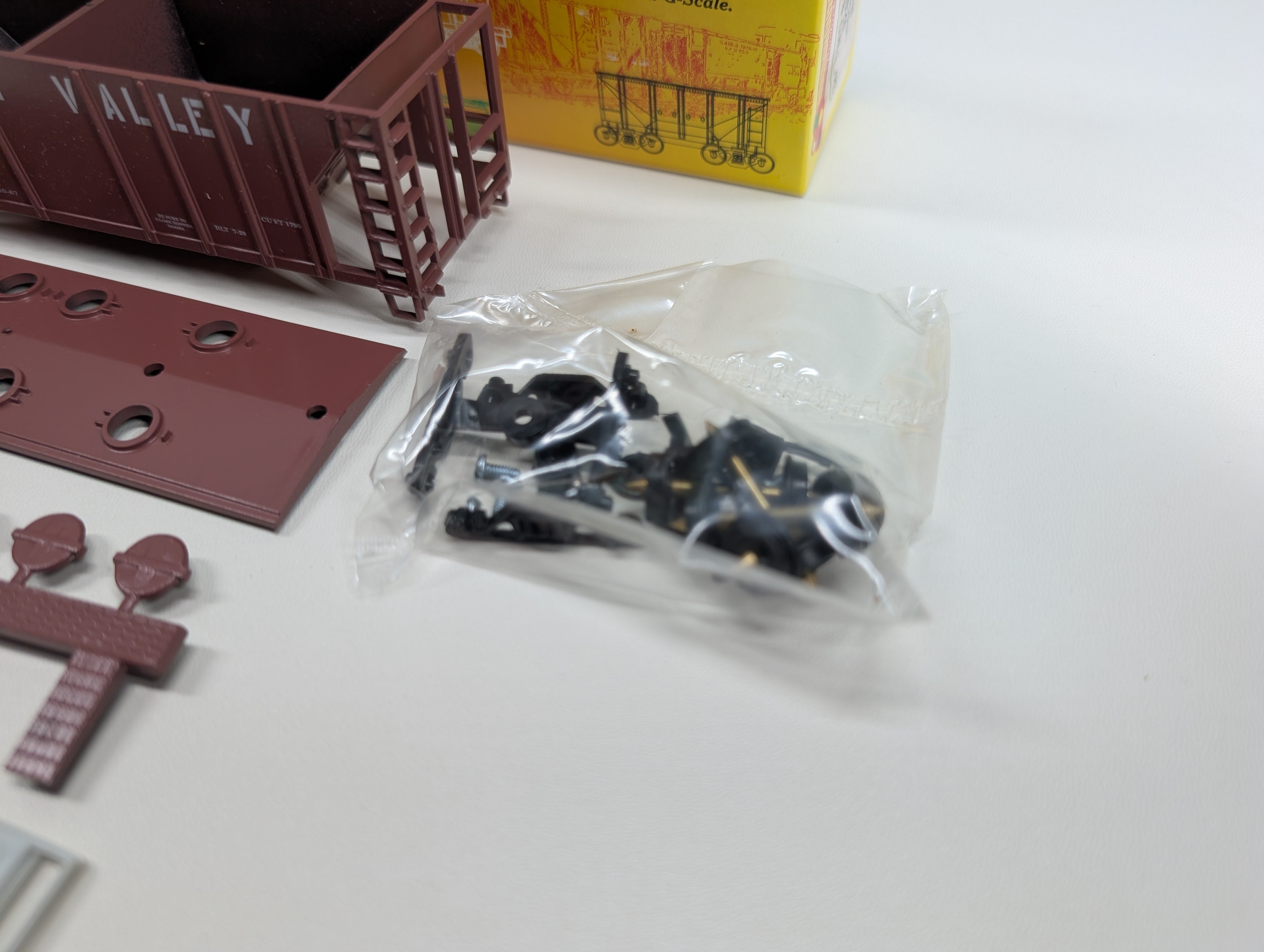 USED Roundhouse HO Scale Covered Hopper Lehigh Valley LV #50384 KIT