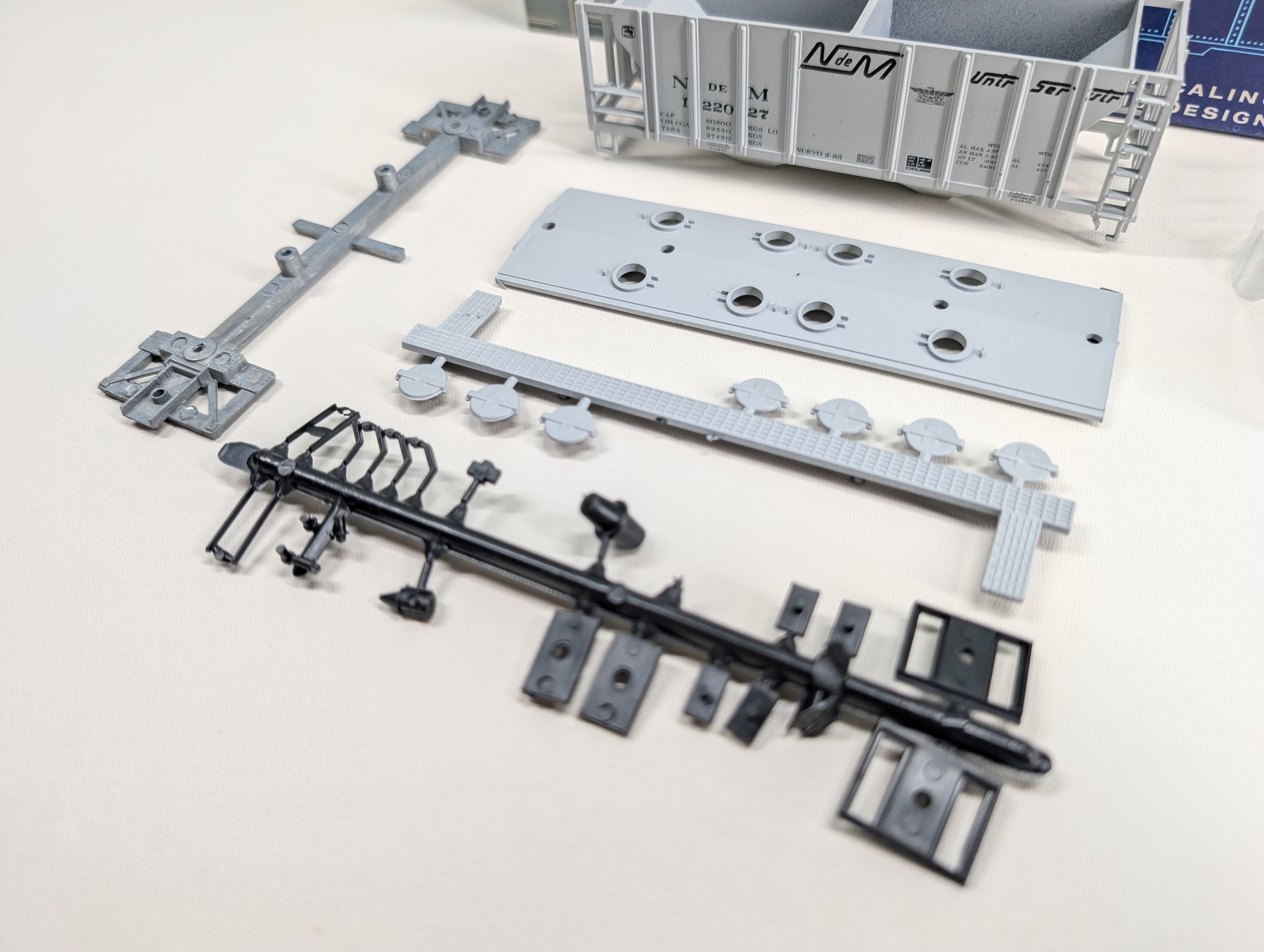 USED Roundhouse HO Scale Covered Hopper NdeM #122027 Bev-Bel KIT