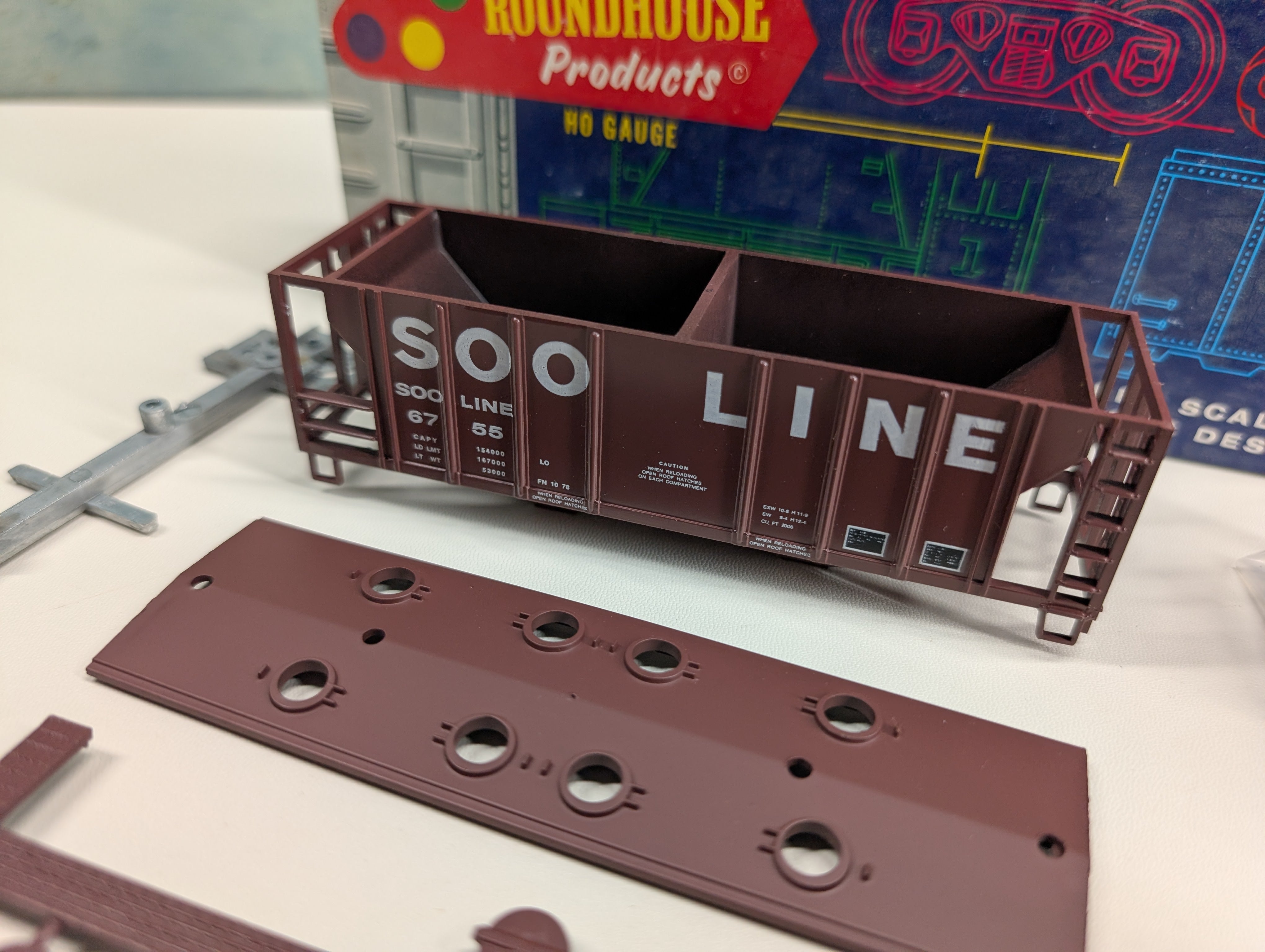 USED Roundhouse HO Scale Covered Hopper SOO Line #6755 KIT