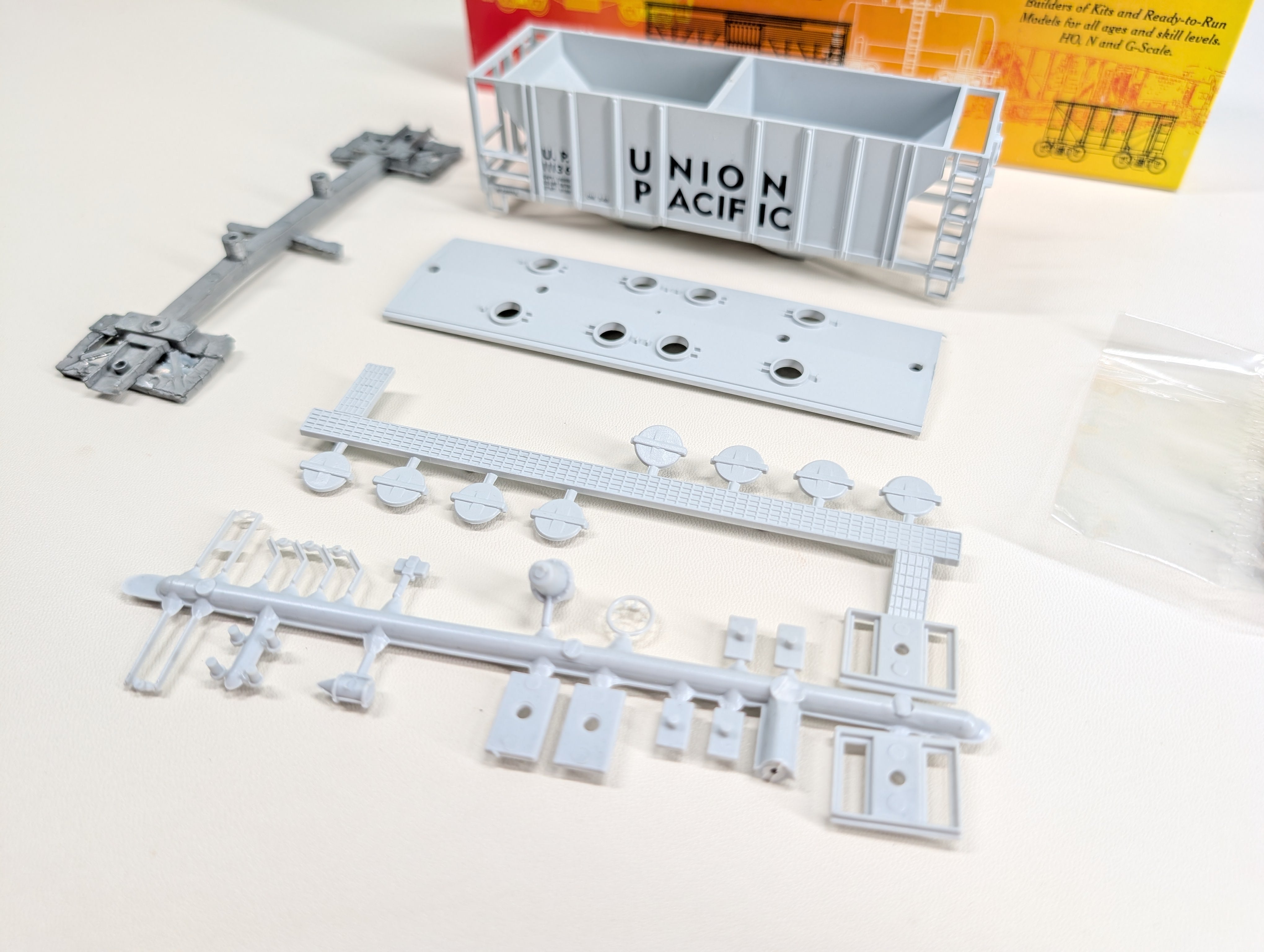 USED Roundhouse HO Scale Covered Hopper Union Pacific UP #11136 KIT