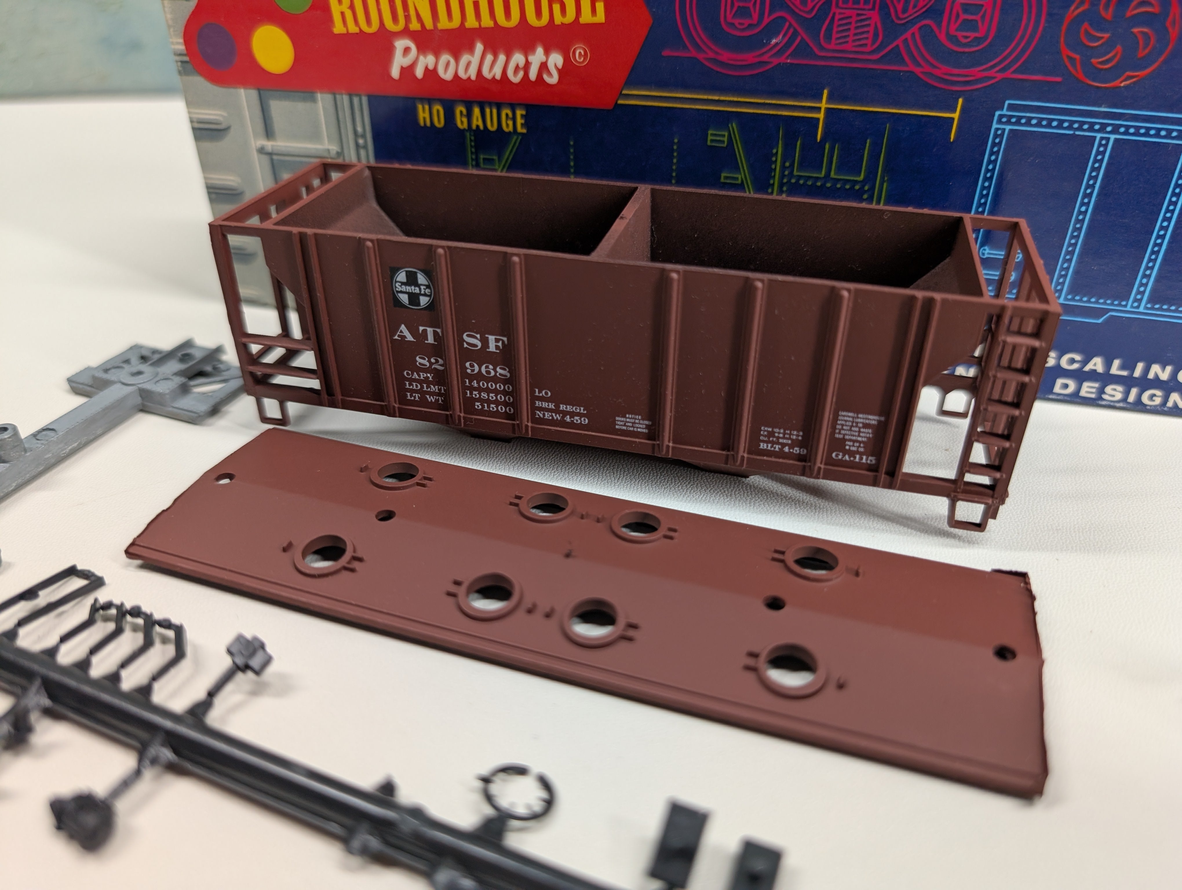USED Roundhouse HO Scale Covered Hopper Santa Fe ATSF #82968 KIT