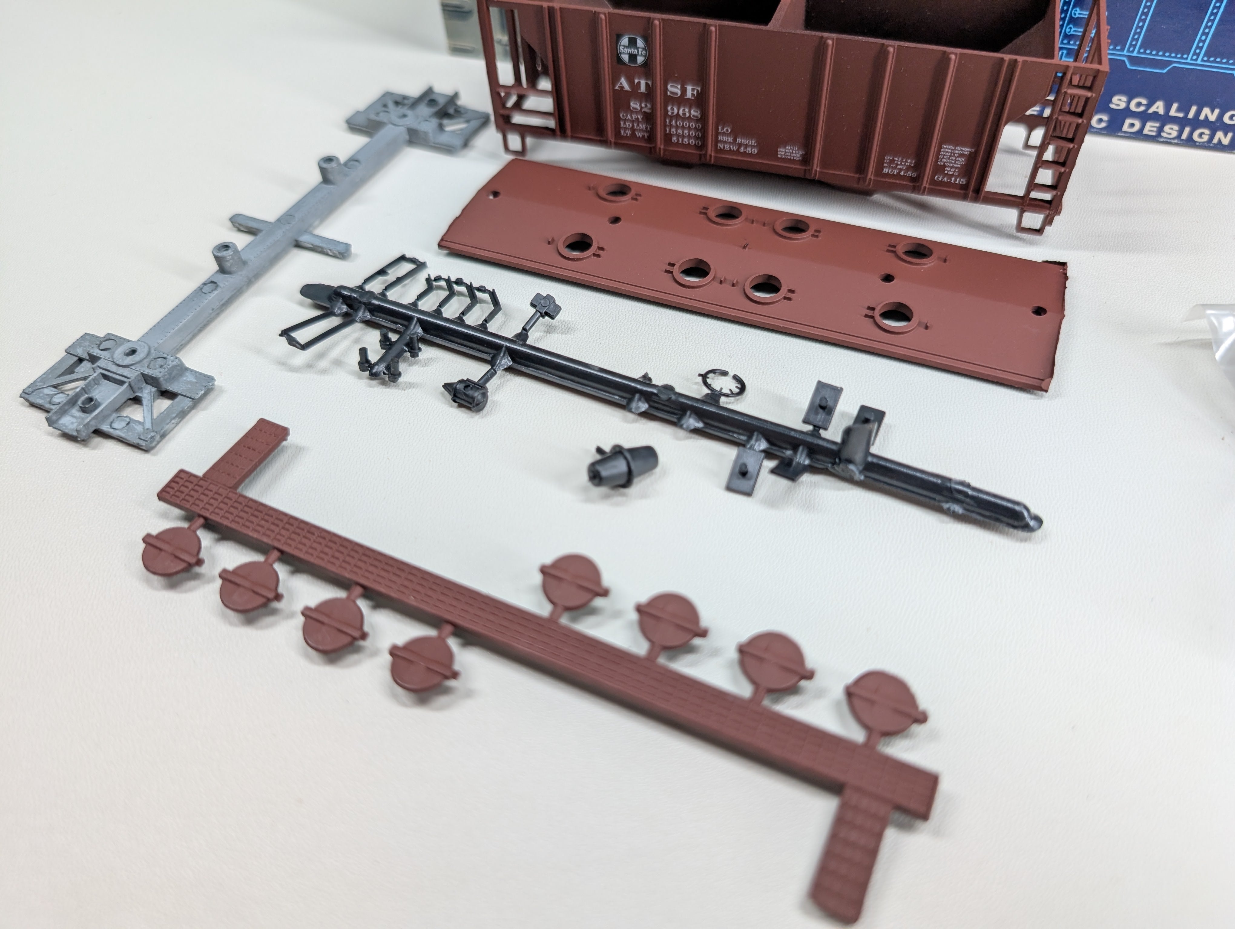 USED Roundhouse HO Scale Covered Hopper Santa Fe ATSF #82968 KIT