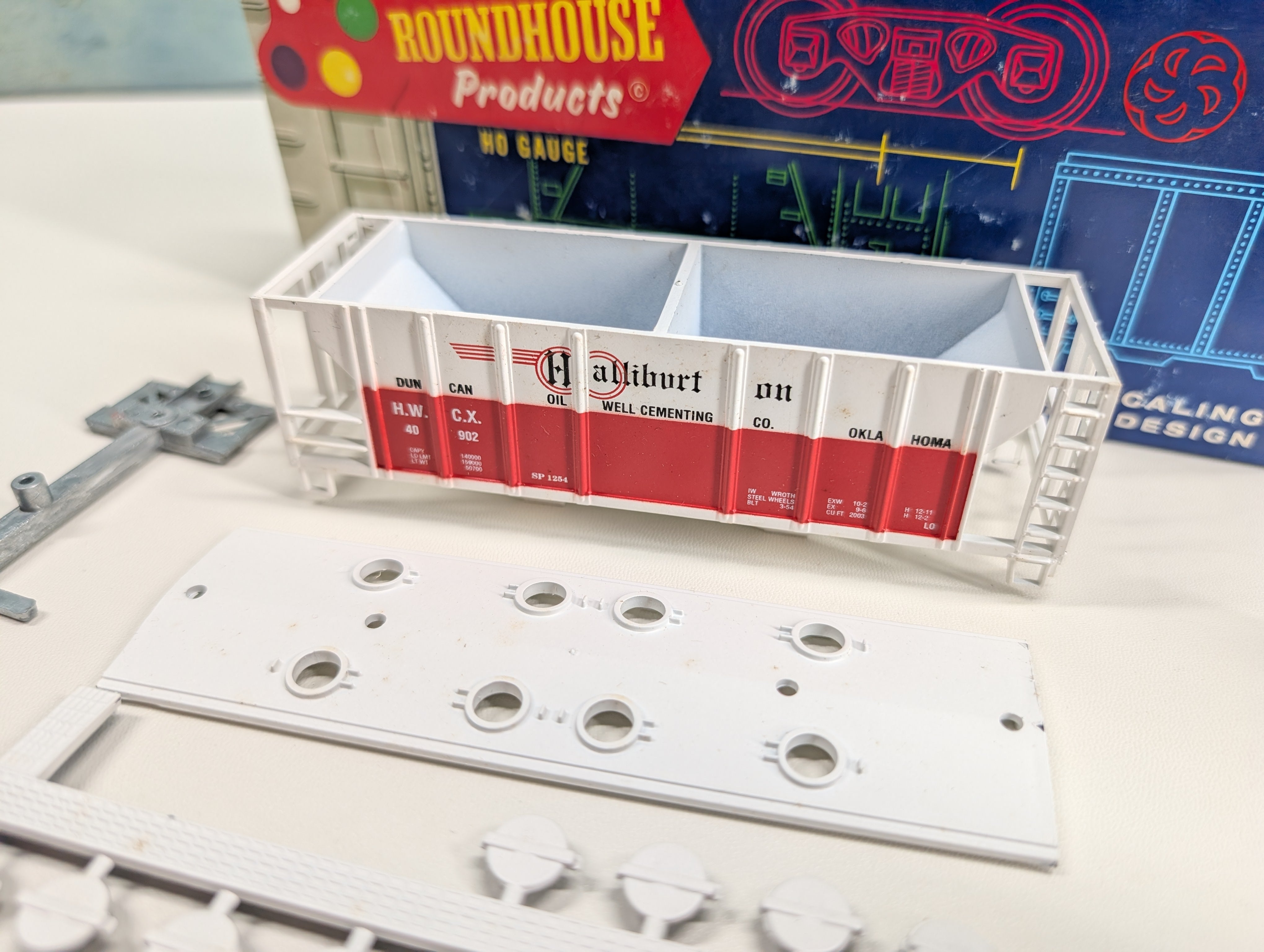 USED Roundhouse HO Scale Covered Hopper Halliburton HWCX #40902 KIT