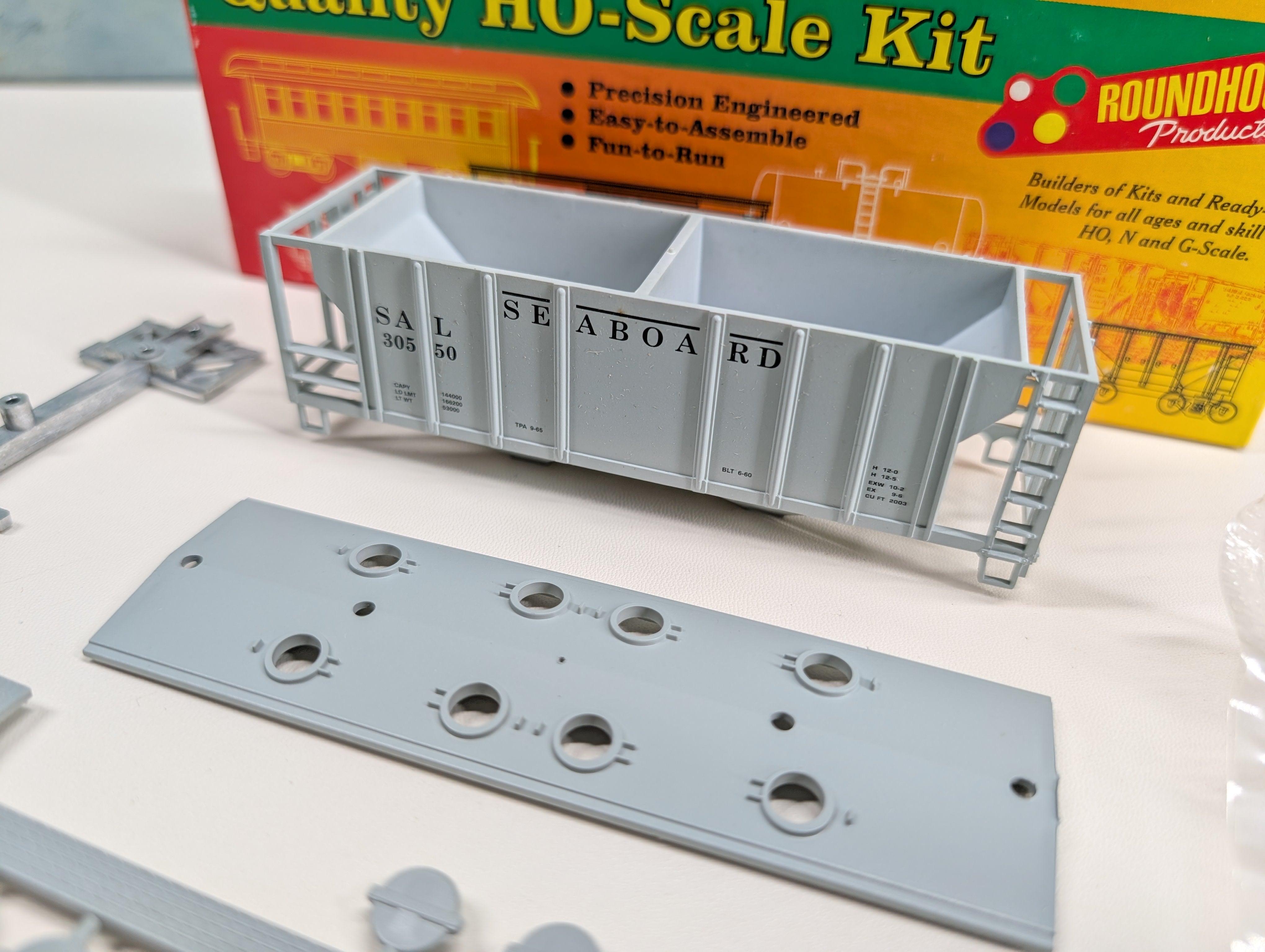 USED Roundhouse HO Scale Covered Hopper Seaboard SAL #30550 KIT