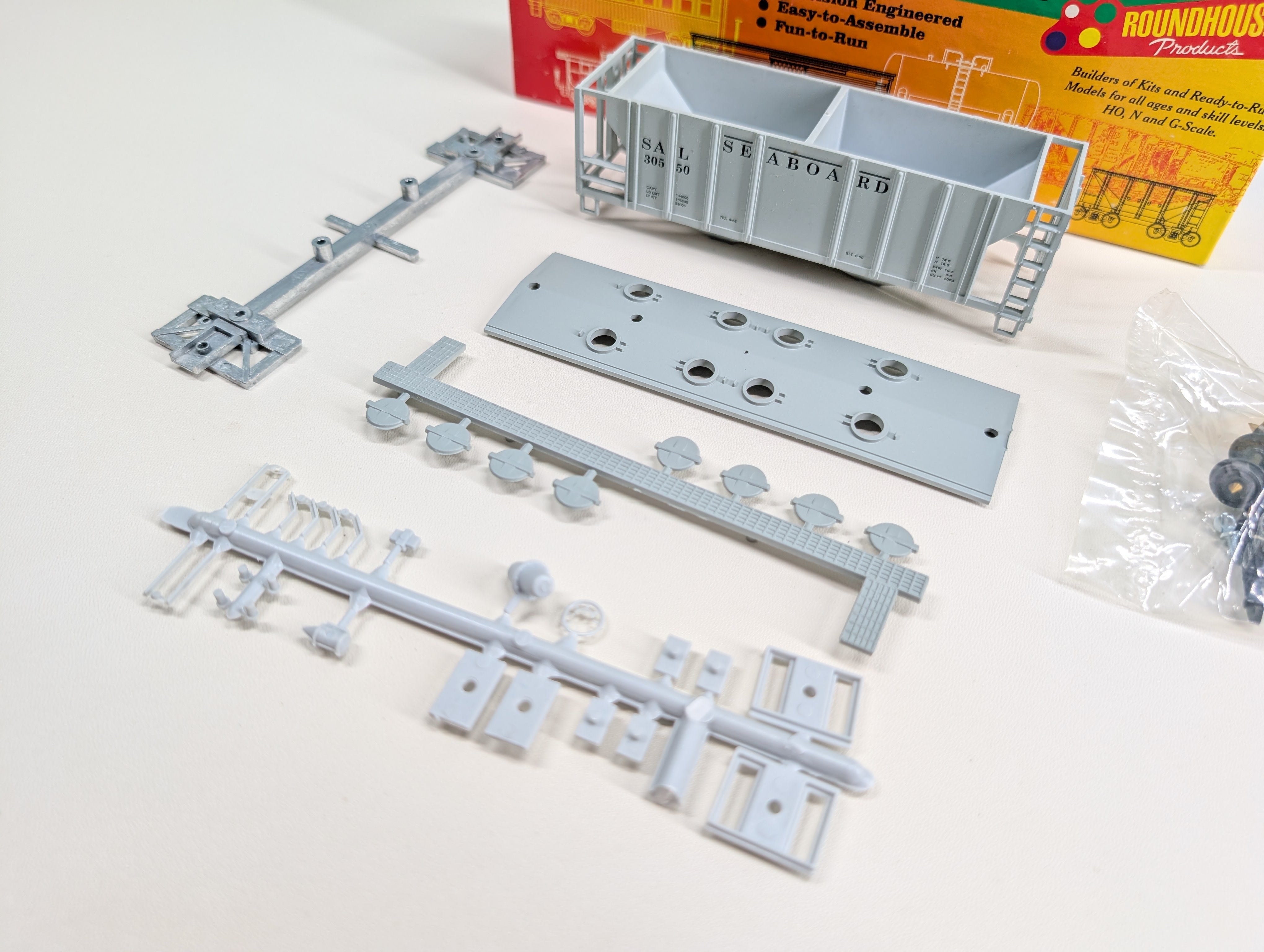 USED Roundhouse HO Scale Covered Hopper Seaboard SAL #30550 KIT