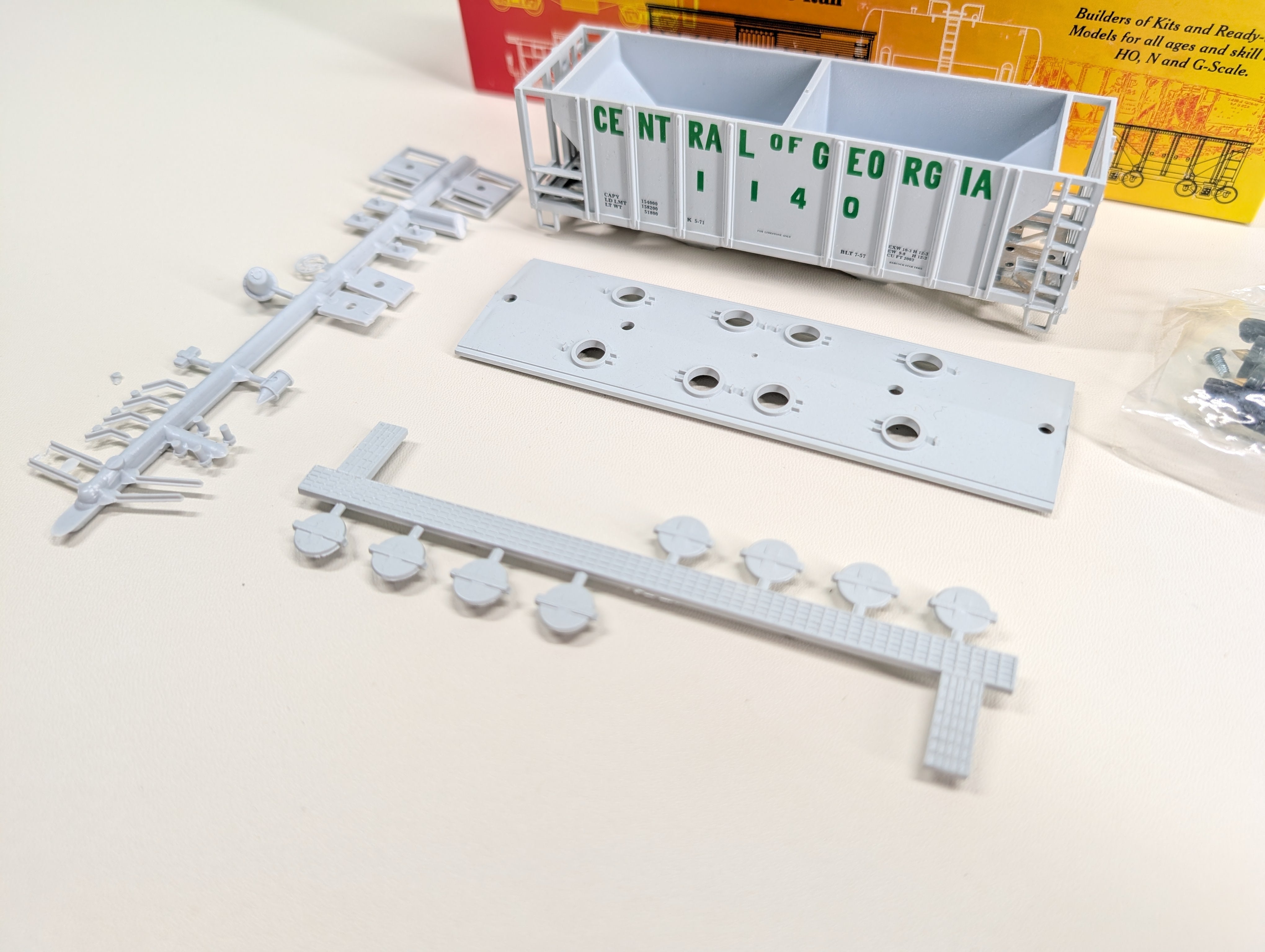 USED Roundhouse HO Scale Covered Hopper Central of Georgia #1140 KIT