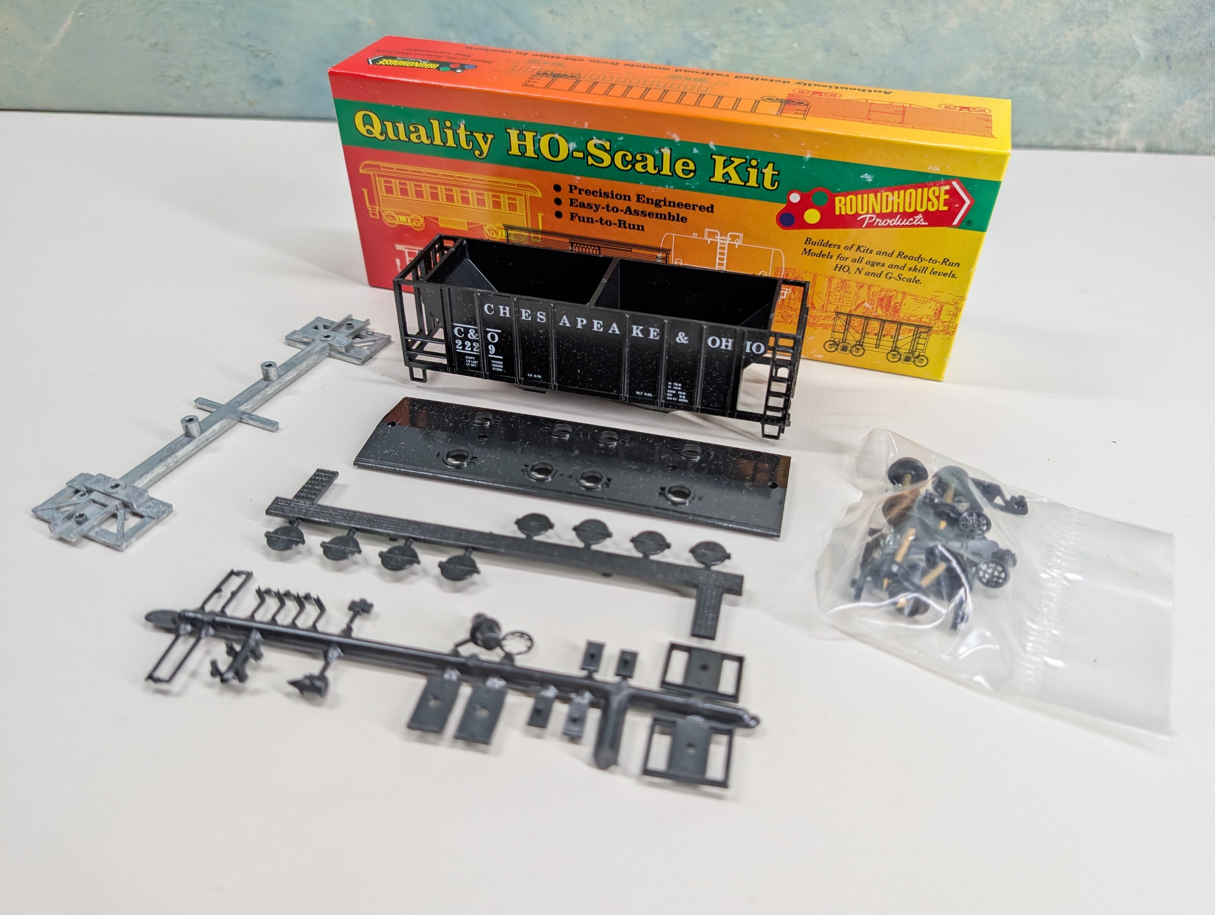USED Roundhouse HO Scale Covered Hopper Chesapeake and Ohio C&O #2229 KIT