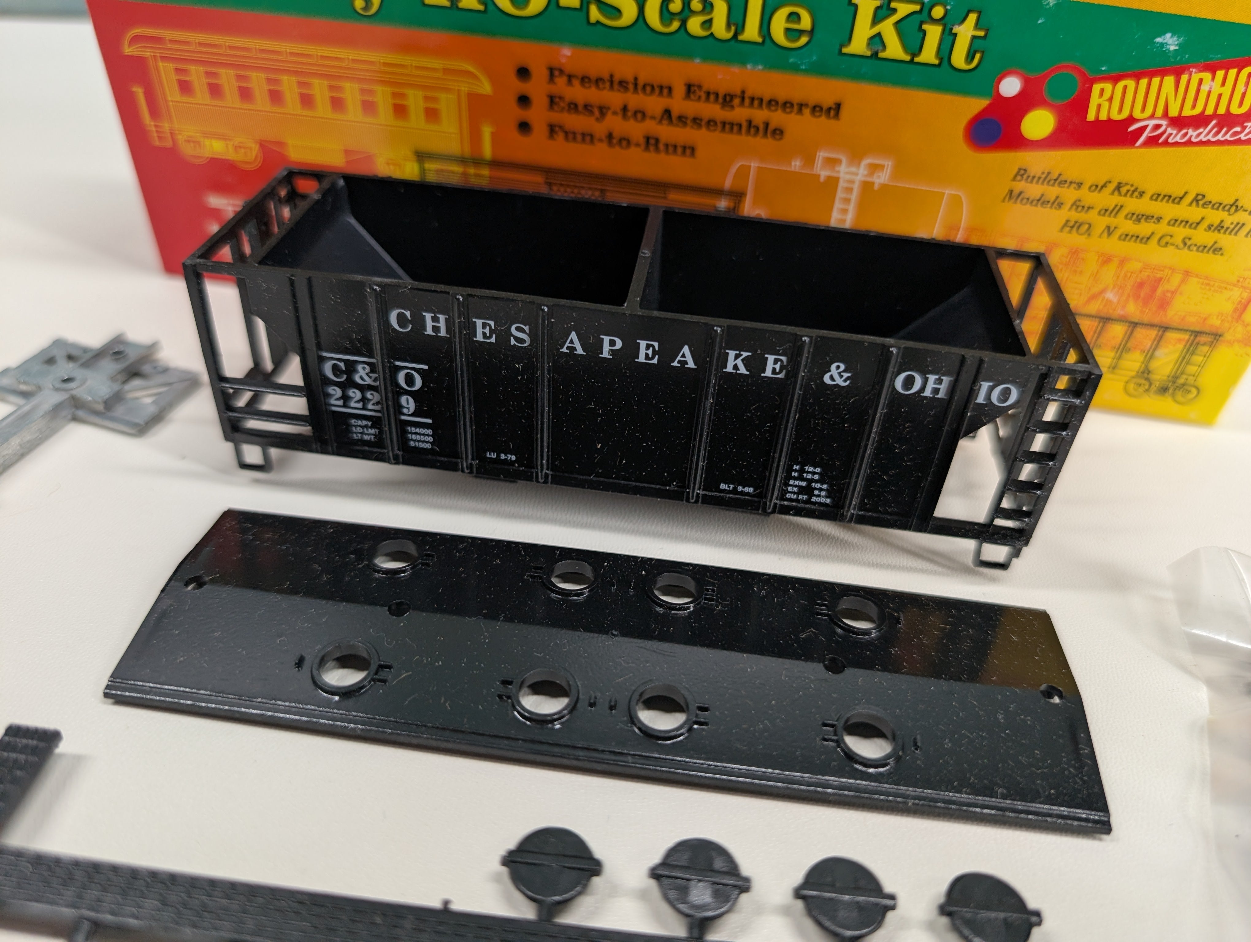 USED Roundhouse HO Scale Covered Hopper Chesapeake and Ohio C&O #2229 KIT