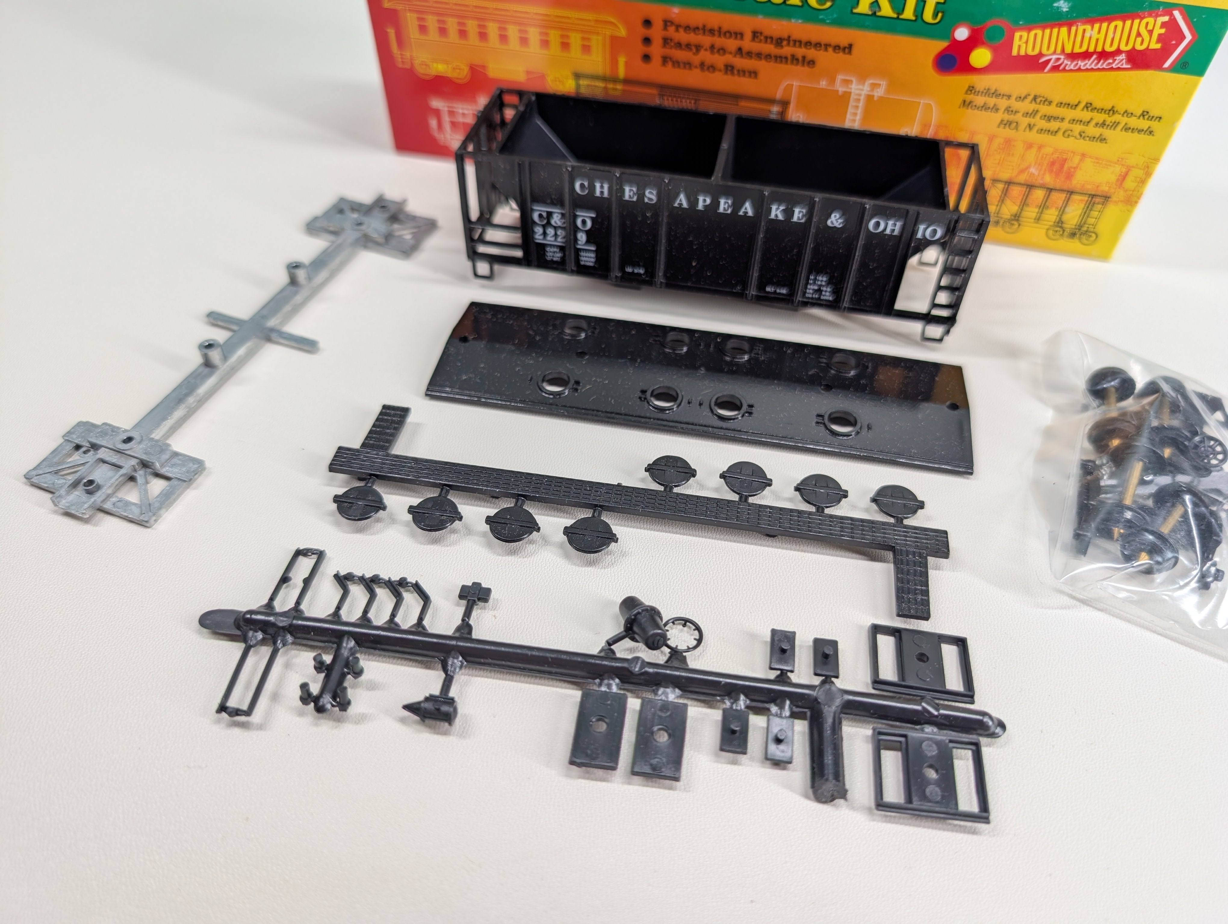 USED Roundhouse HO Scale Covered Hopper Chesapeake and Ohio C&O #2229 KIT