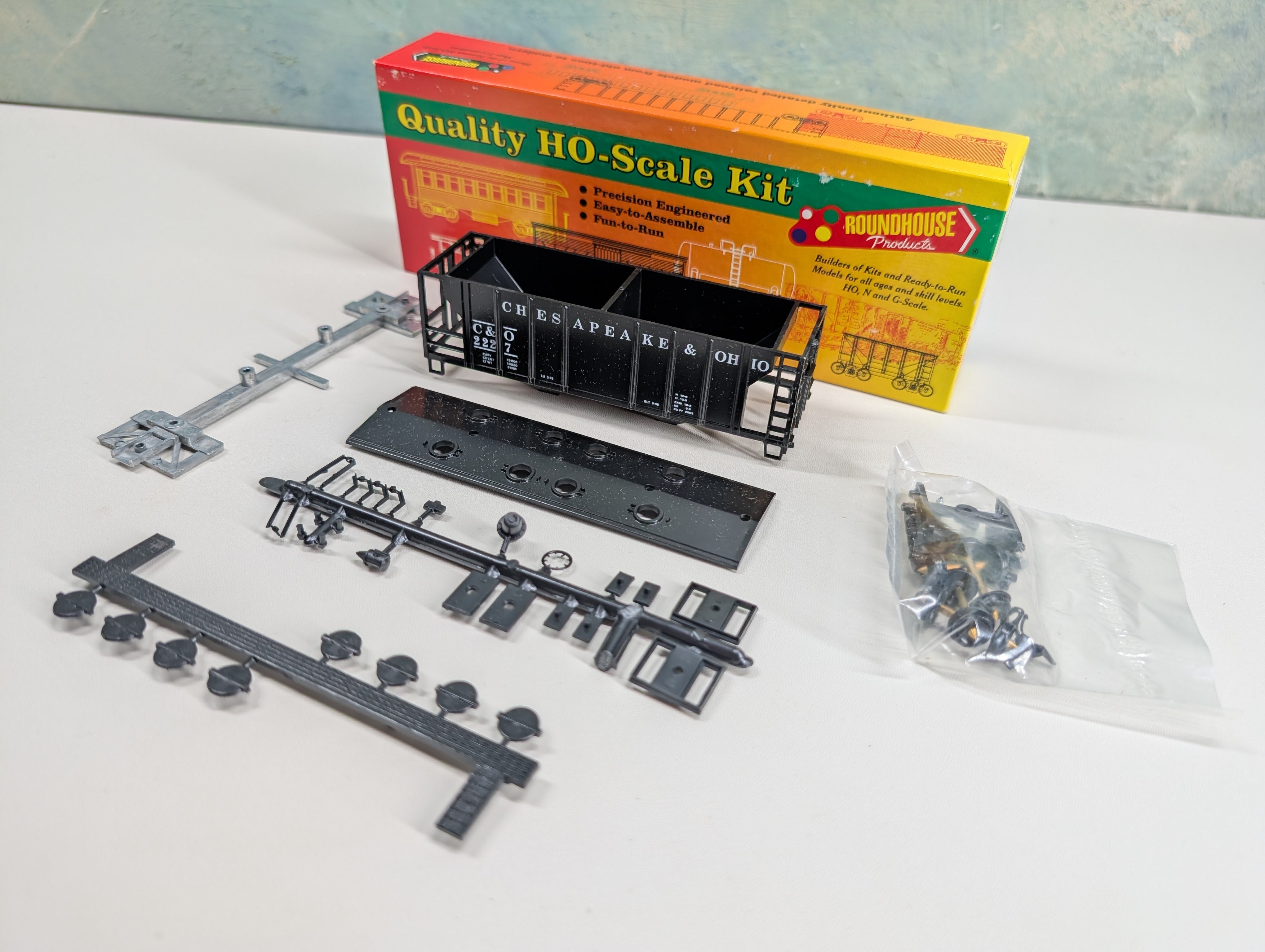 USED Roundhouse HO Scale Covered Hopper Chesapeake and Ohio C&O #2227 KIT