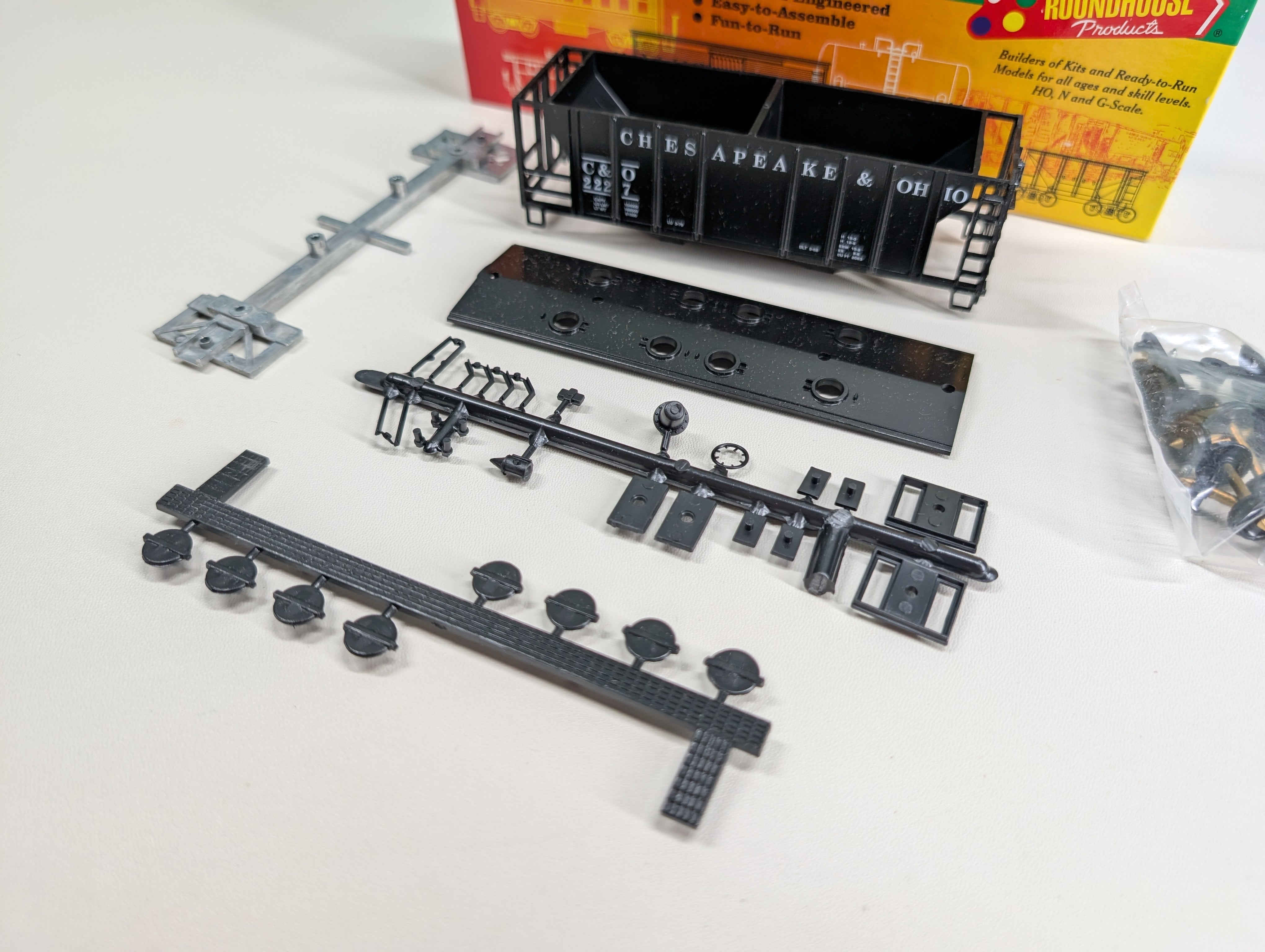 USED Roundhouse HO Scale Covered Hopper Chesapeake and Ohio C&O #2227 KIT