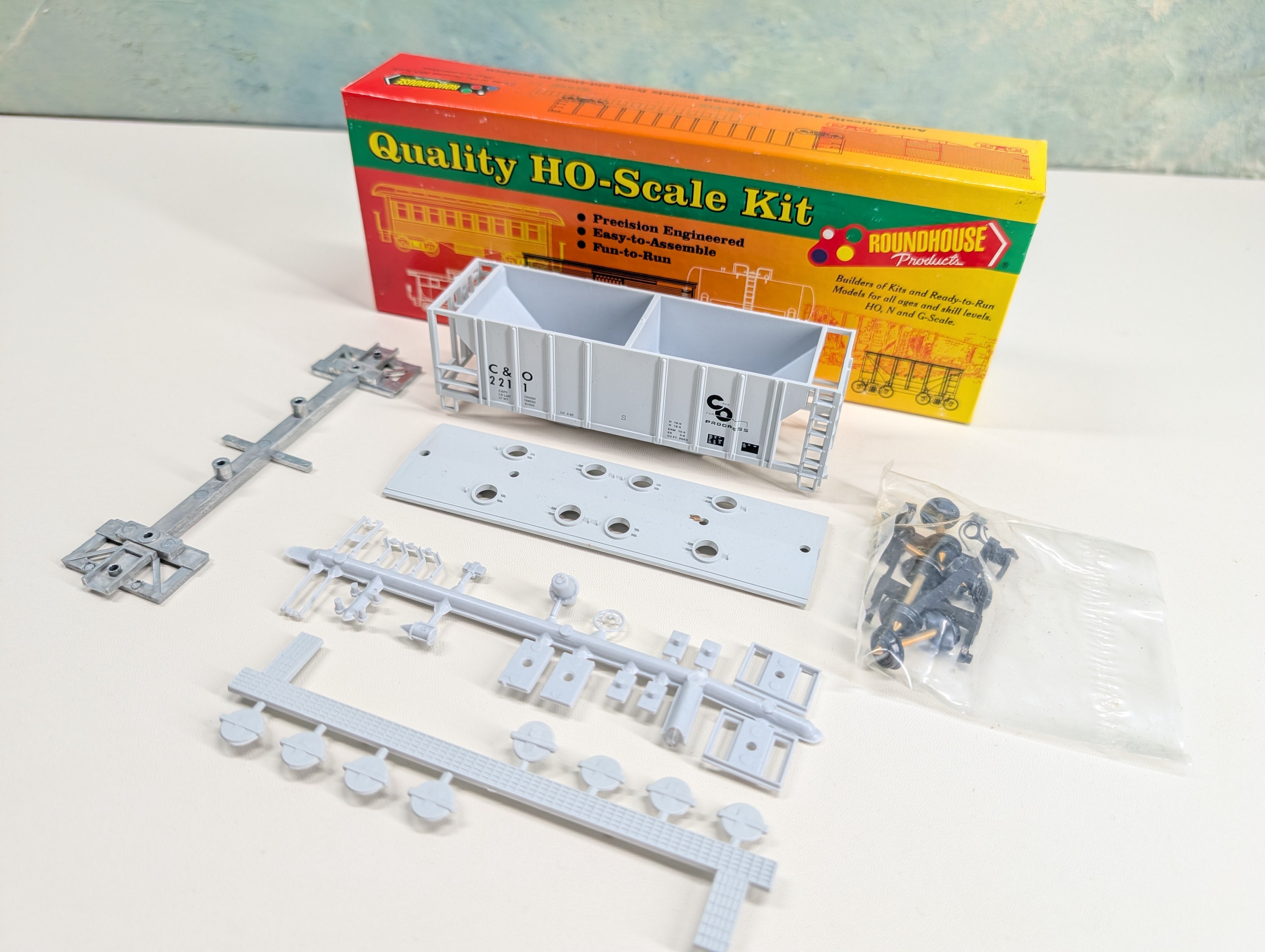 USED Roundhouse HO Scale Covered Hopper Chesapeake and Ohio C&O Progress #2211 KIT