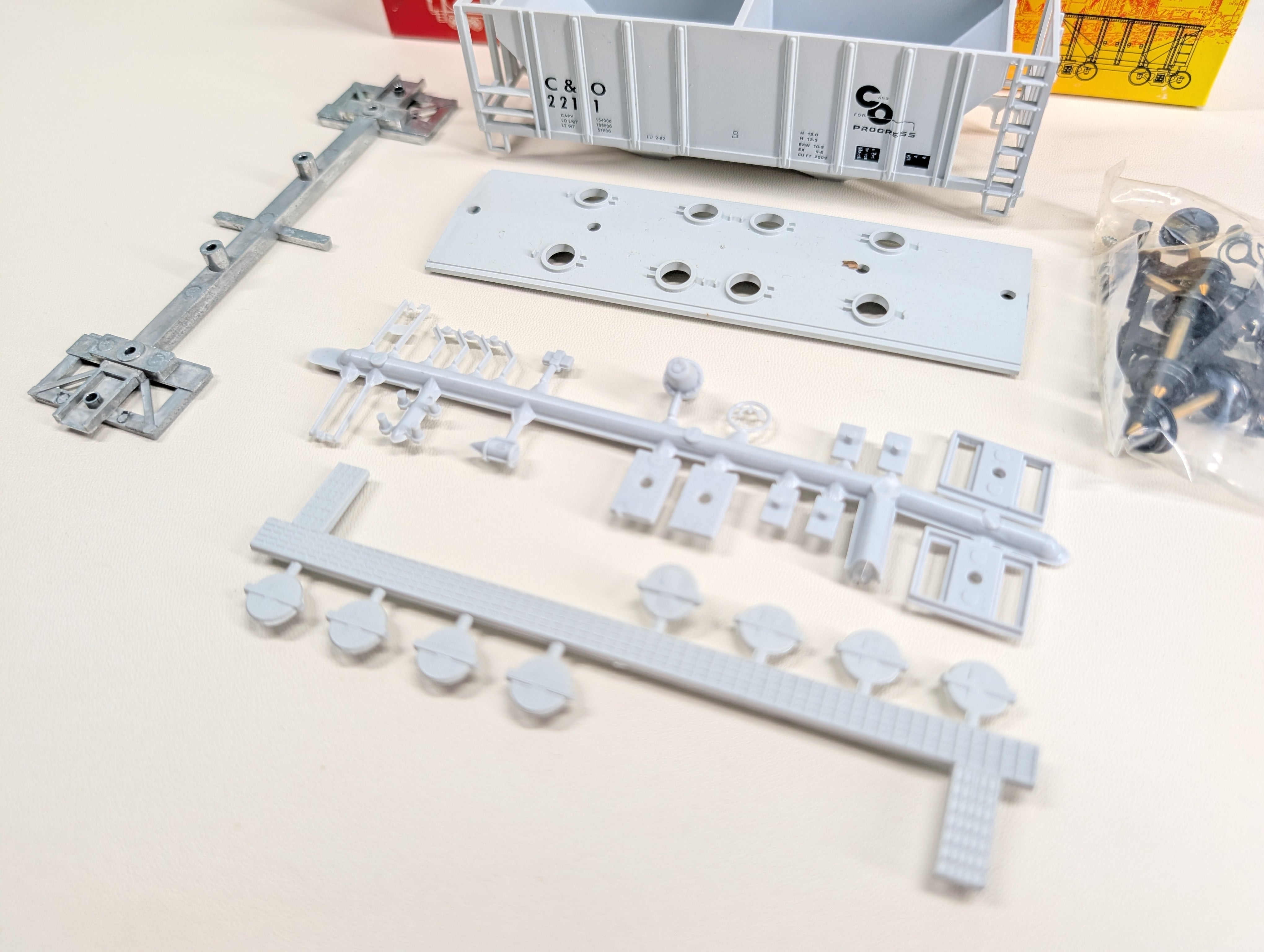 USED Roundhouse HO Scale Covered Hopper Chesapeake and Ohio C&O Progress #2211 KIT