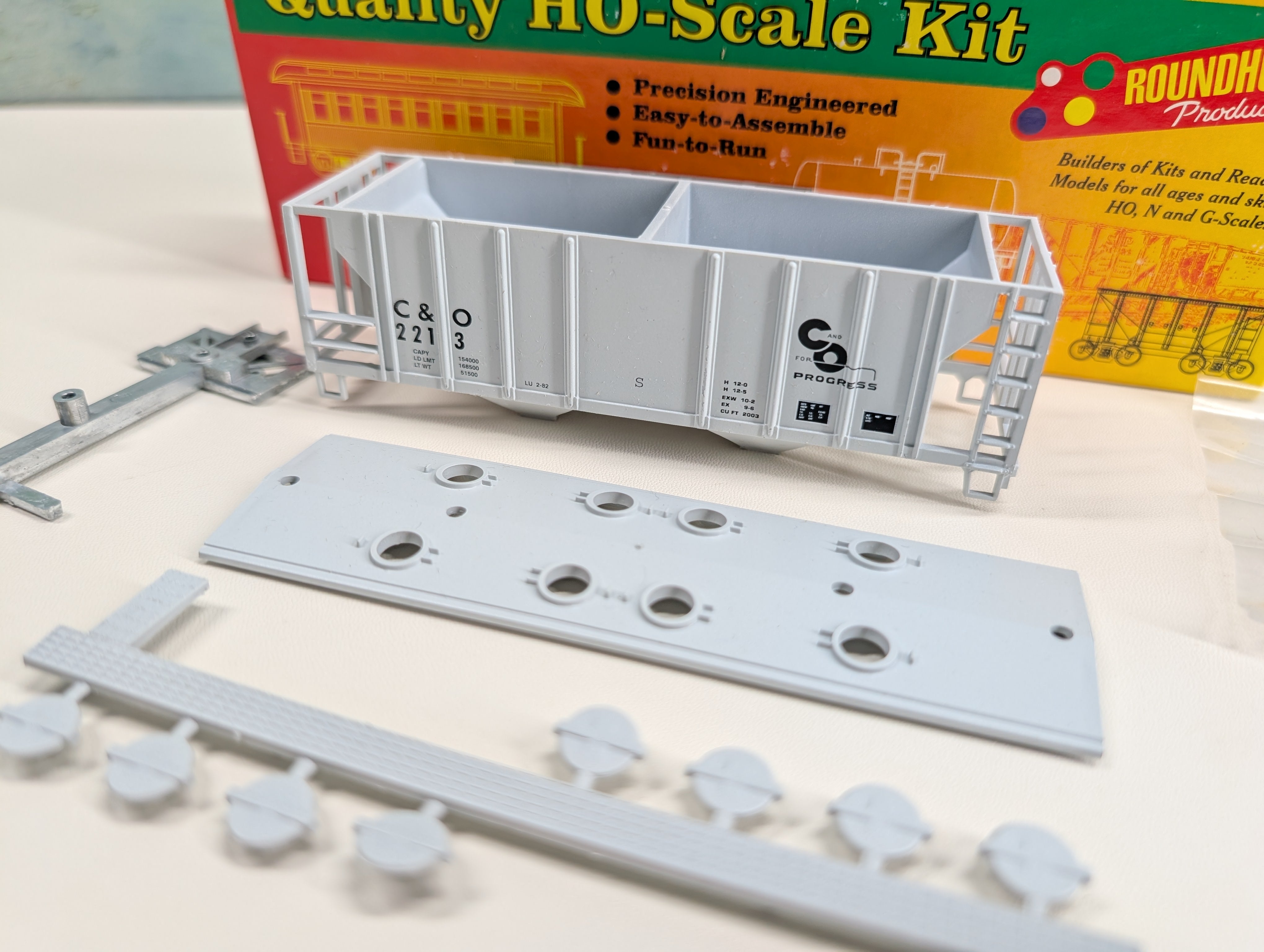 USED Roundhouse HO Scale Covered Hopper Chesapeake and Ohio C&O Progress #2213 KIT