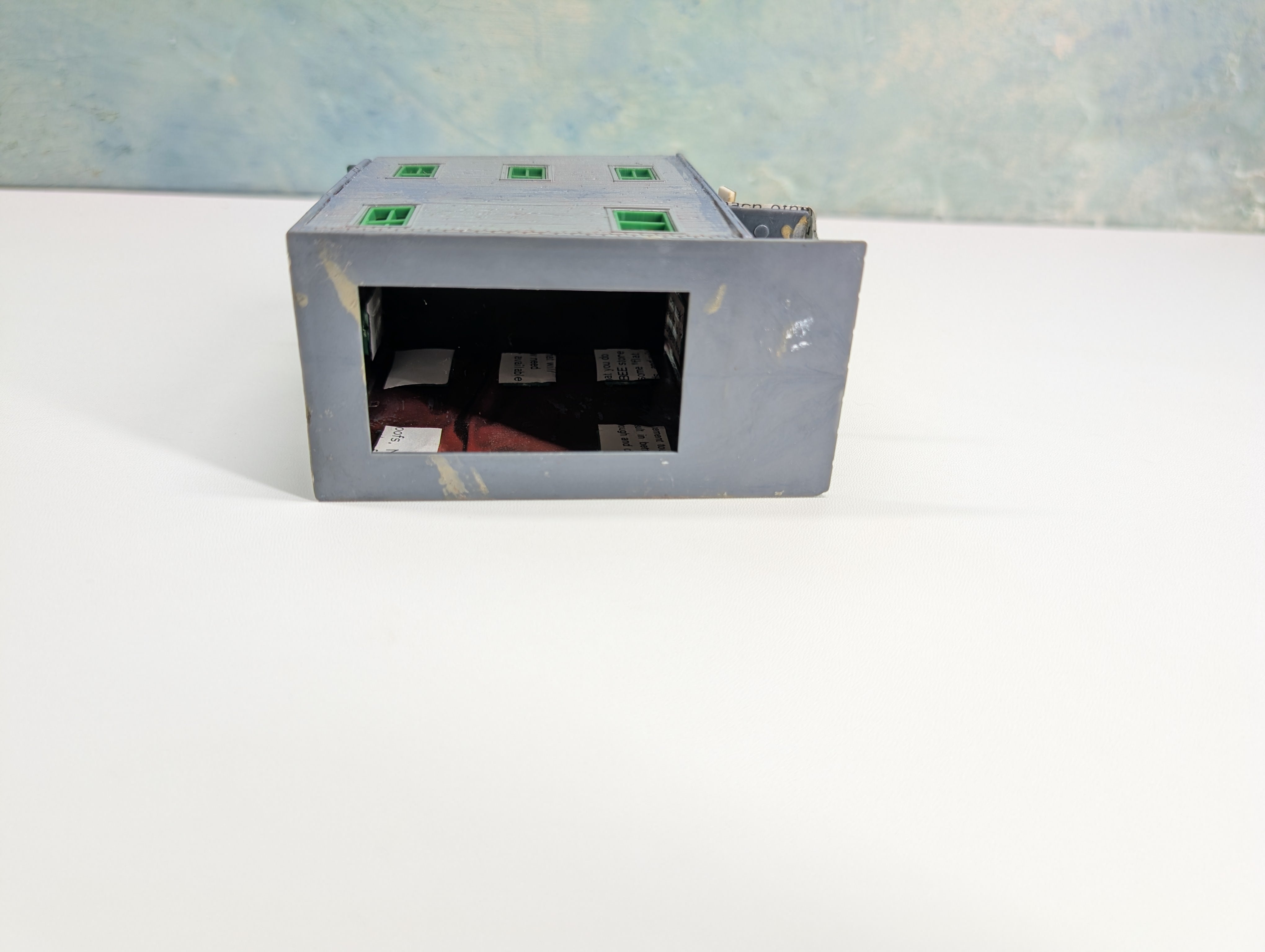 USED HO Scale Brown Storefront, Chris Gifts, Gift Shop