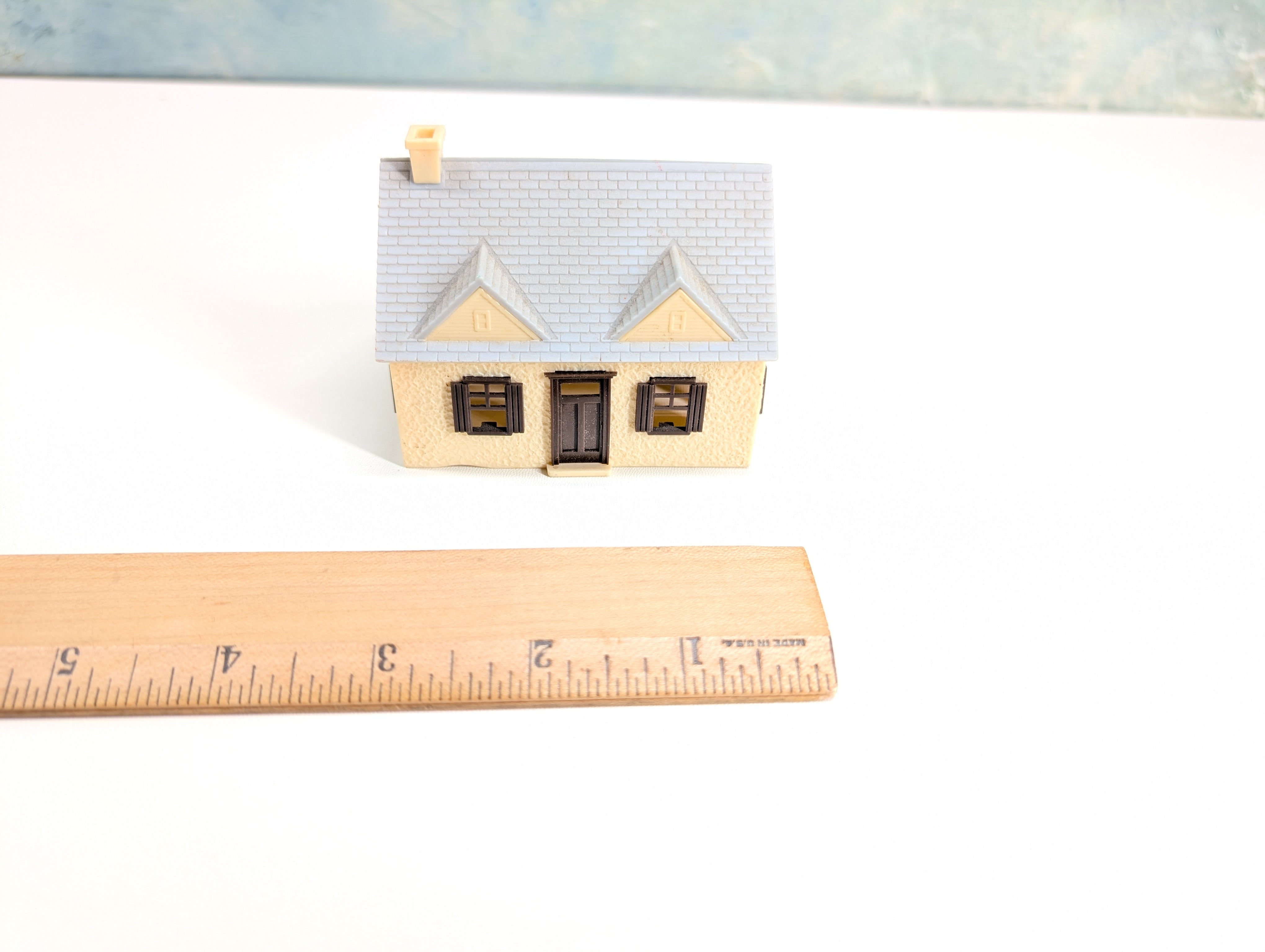USED HO Scale Brown/Cream Tiny House