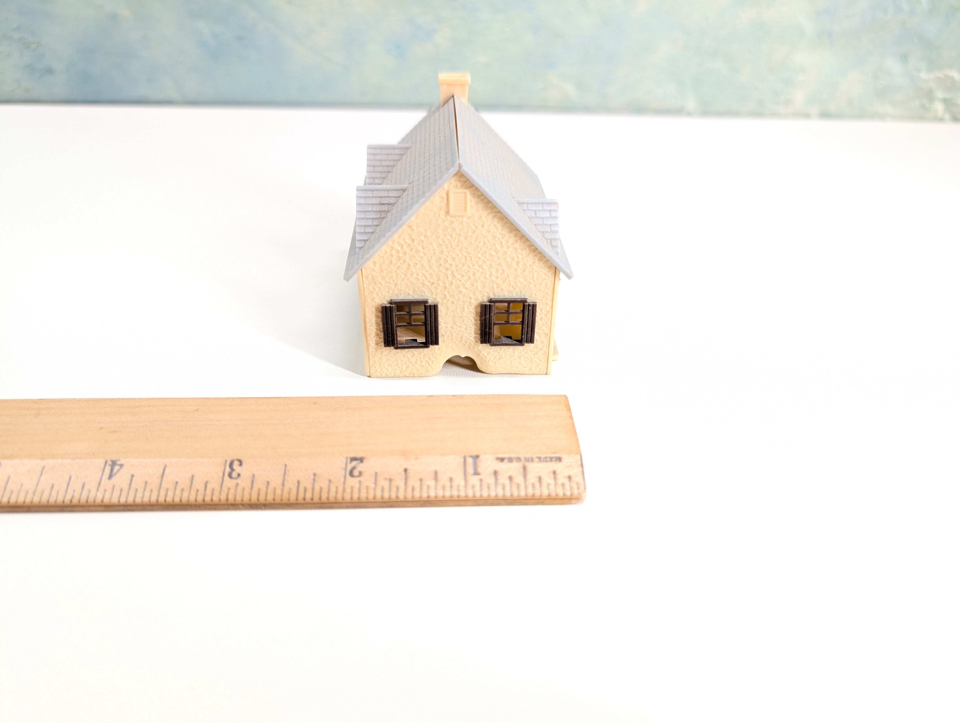 USED HO Scale Brown/Cream Tiny House