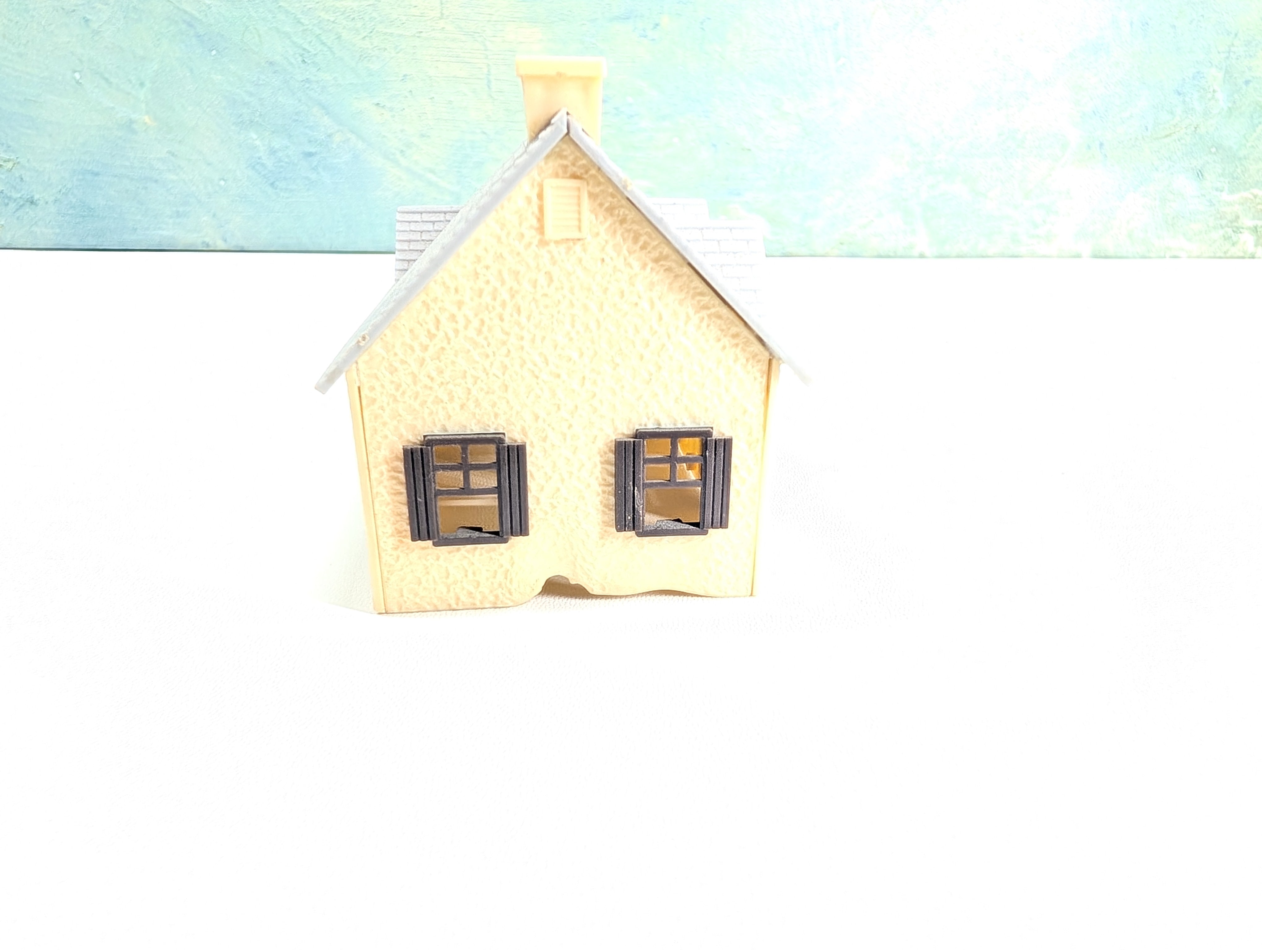 USED HO Scale Brown/Cream Tiny House