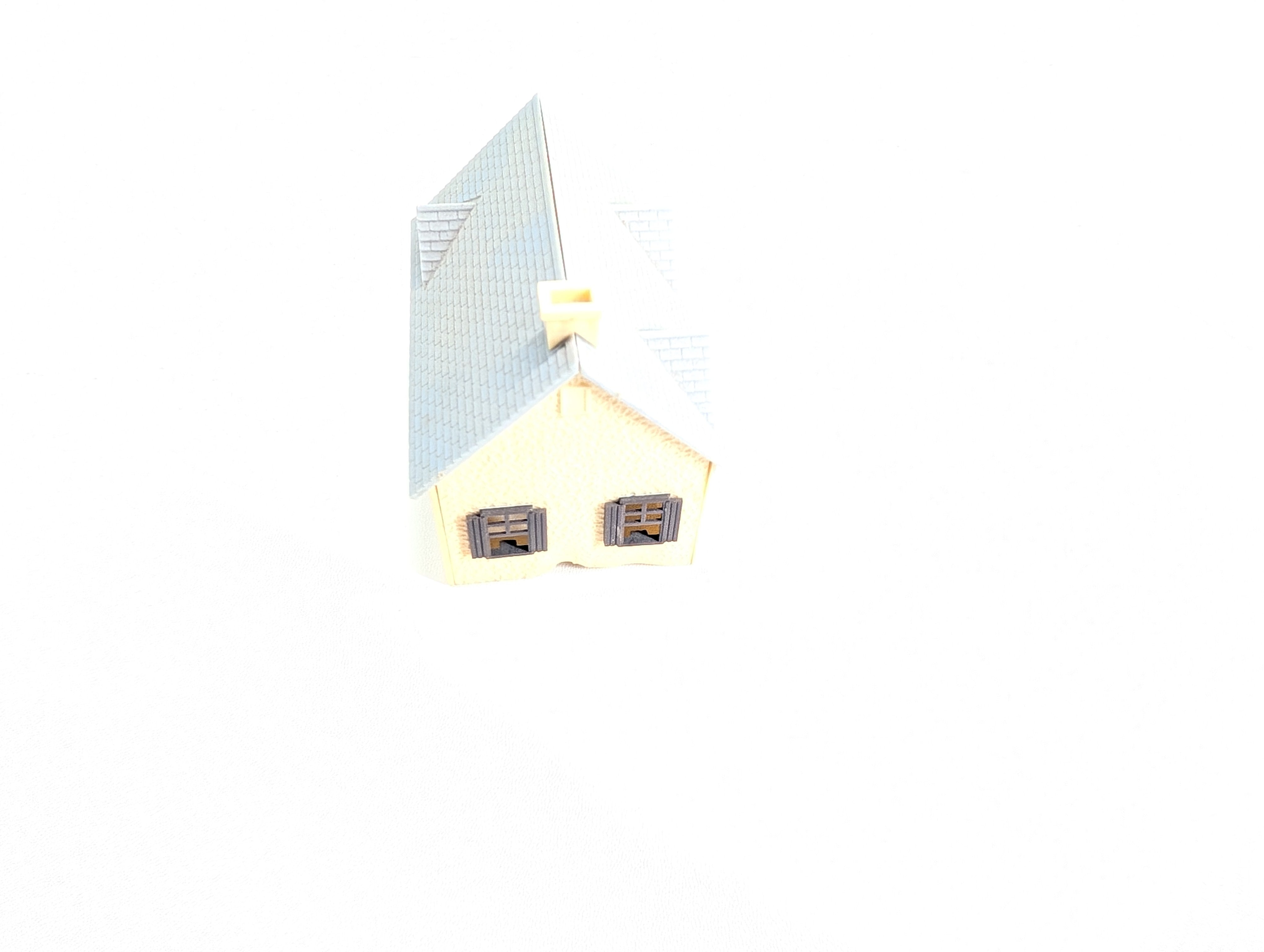 USED HO Scale Brown/Cream Tiny House
