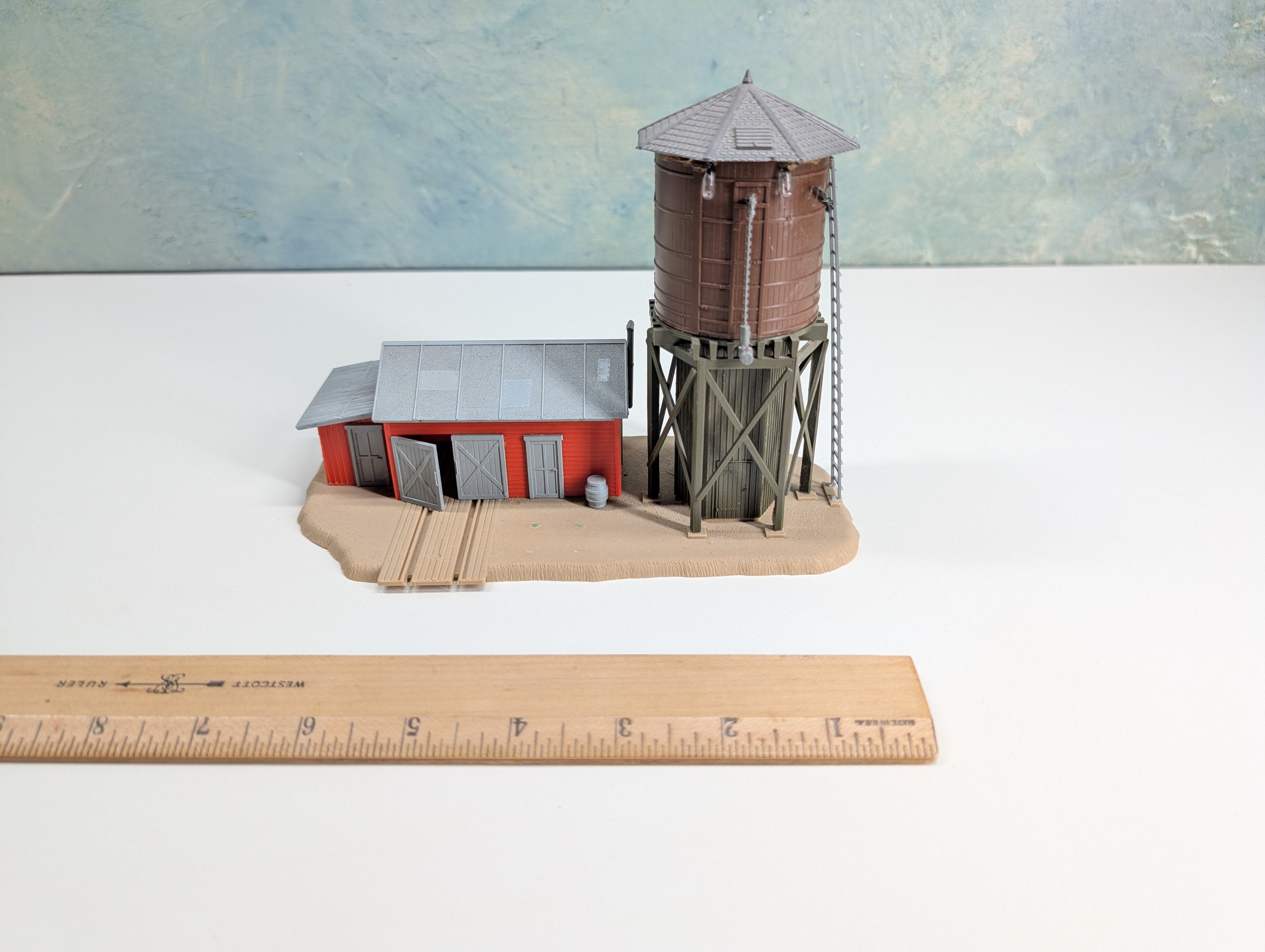 USED HO Scale Water Tower & Speeder Shed