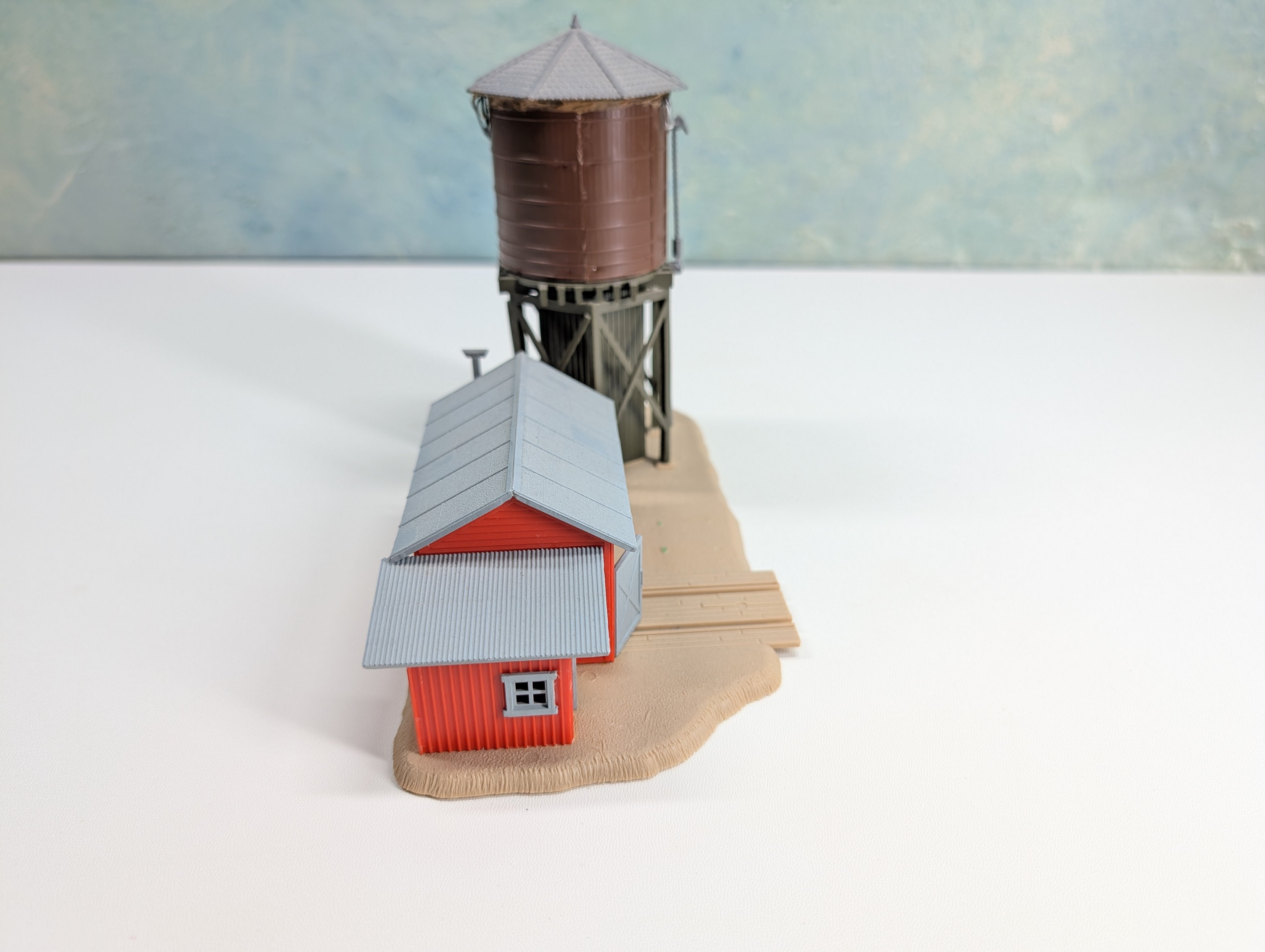 USED HO Scale Water Tower & Speeder Shed