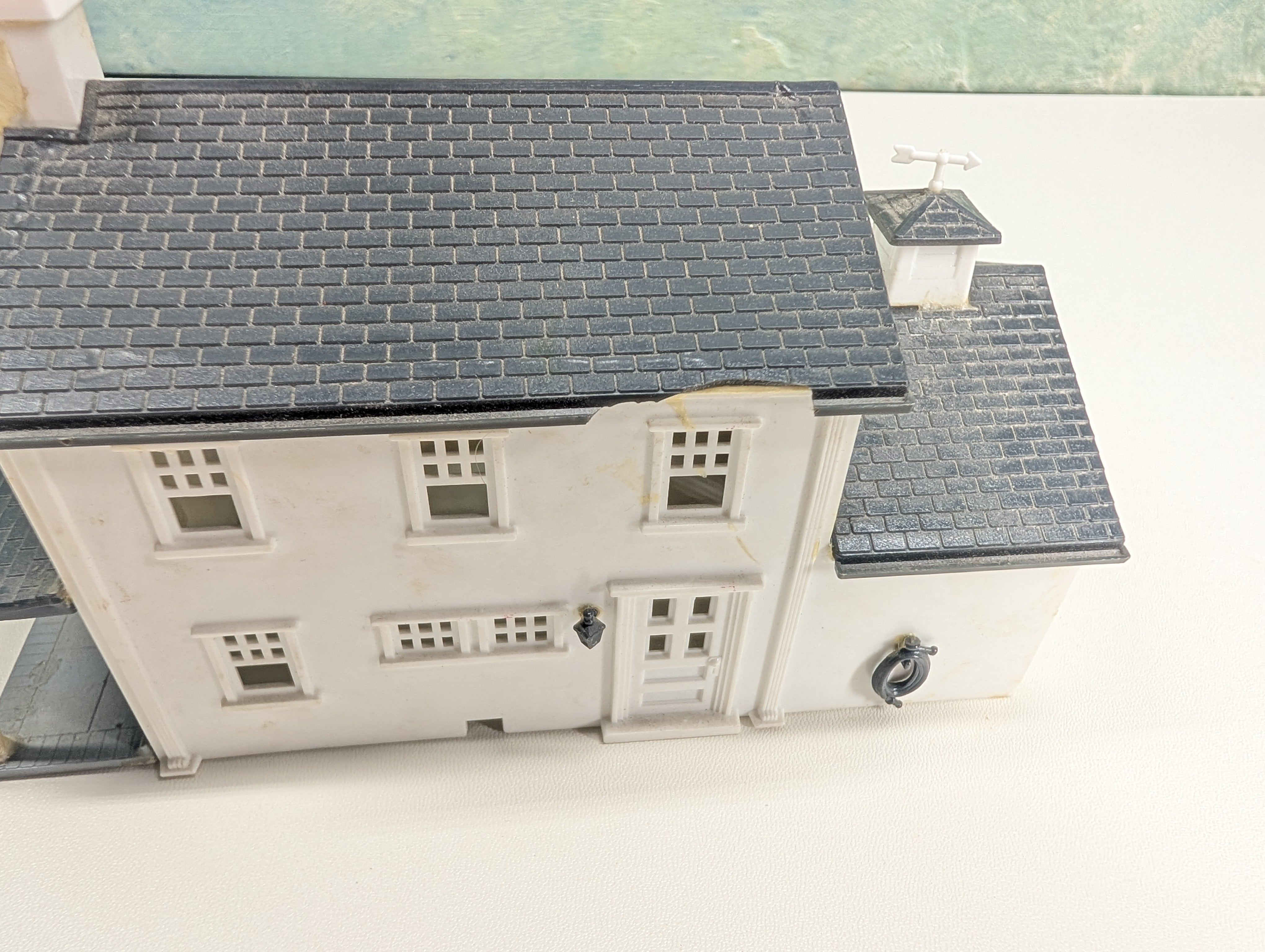 USED Bachmann Plasticville HO Scale White and Black House