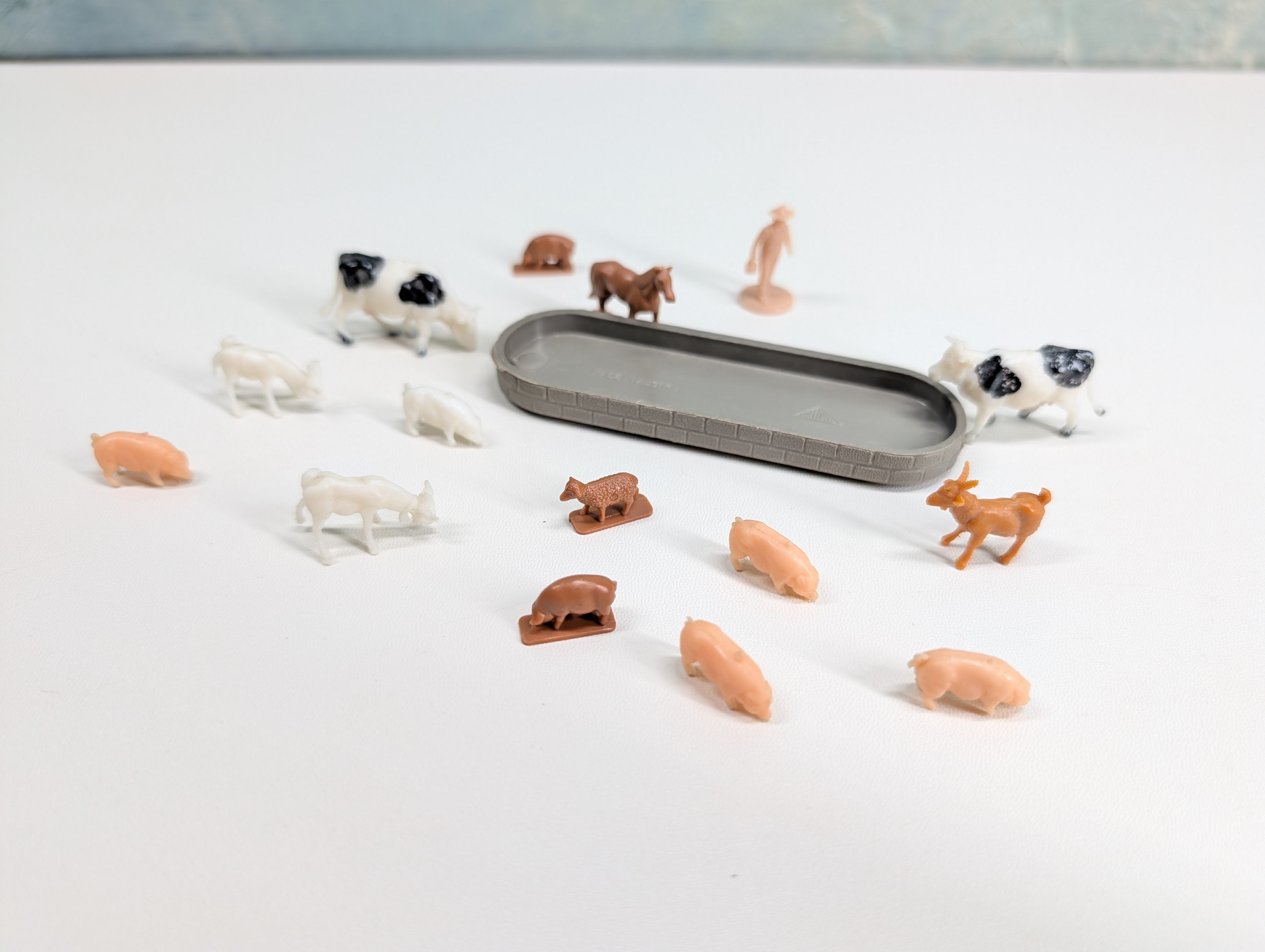 USED HO Scale Barn Yard Animals with Trough