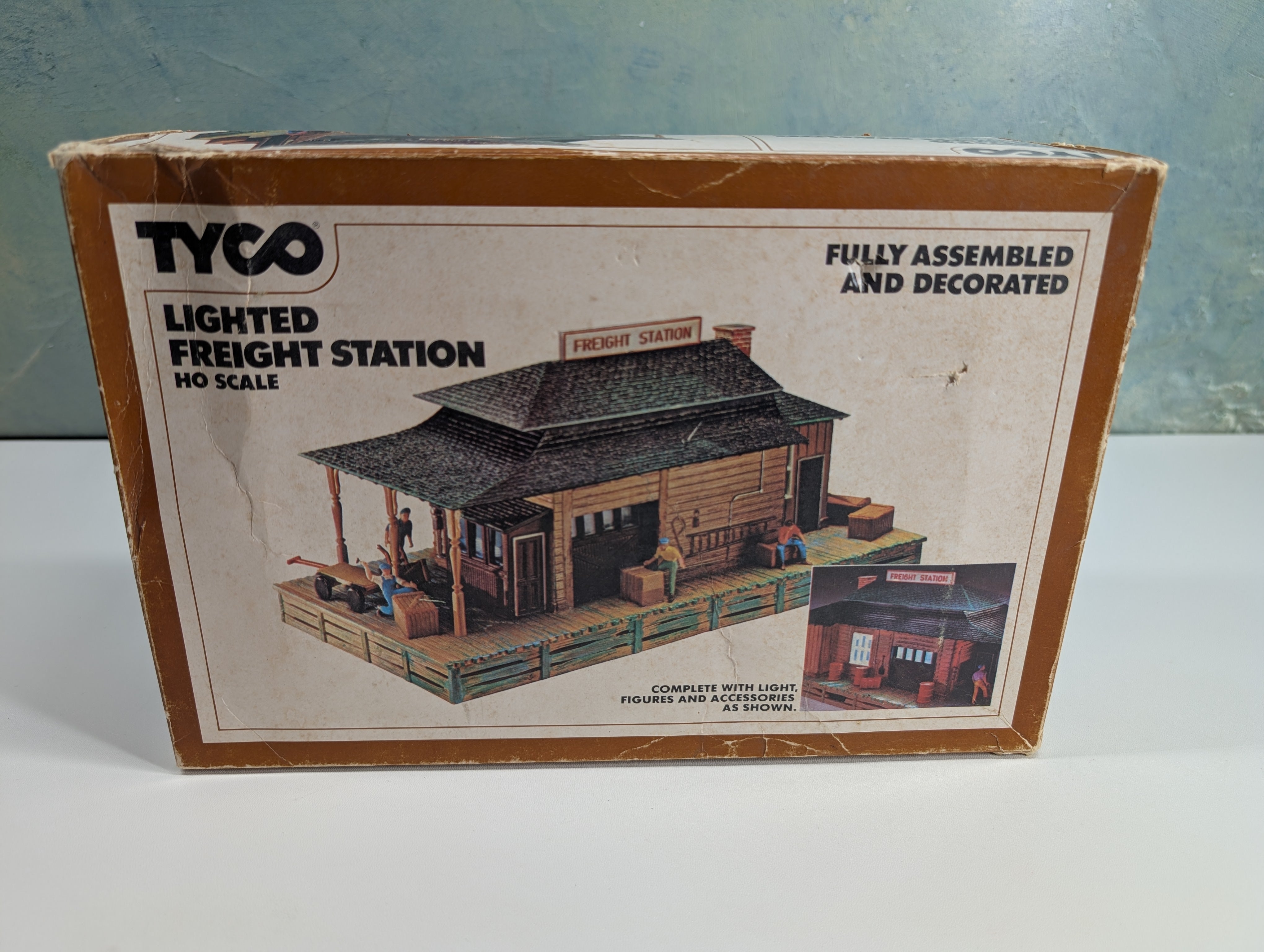 USED Tyco 906 HO Scale Lighted Freight Station