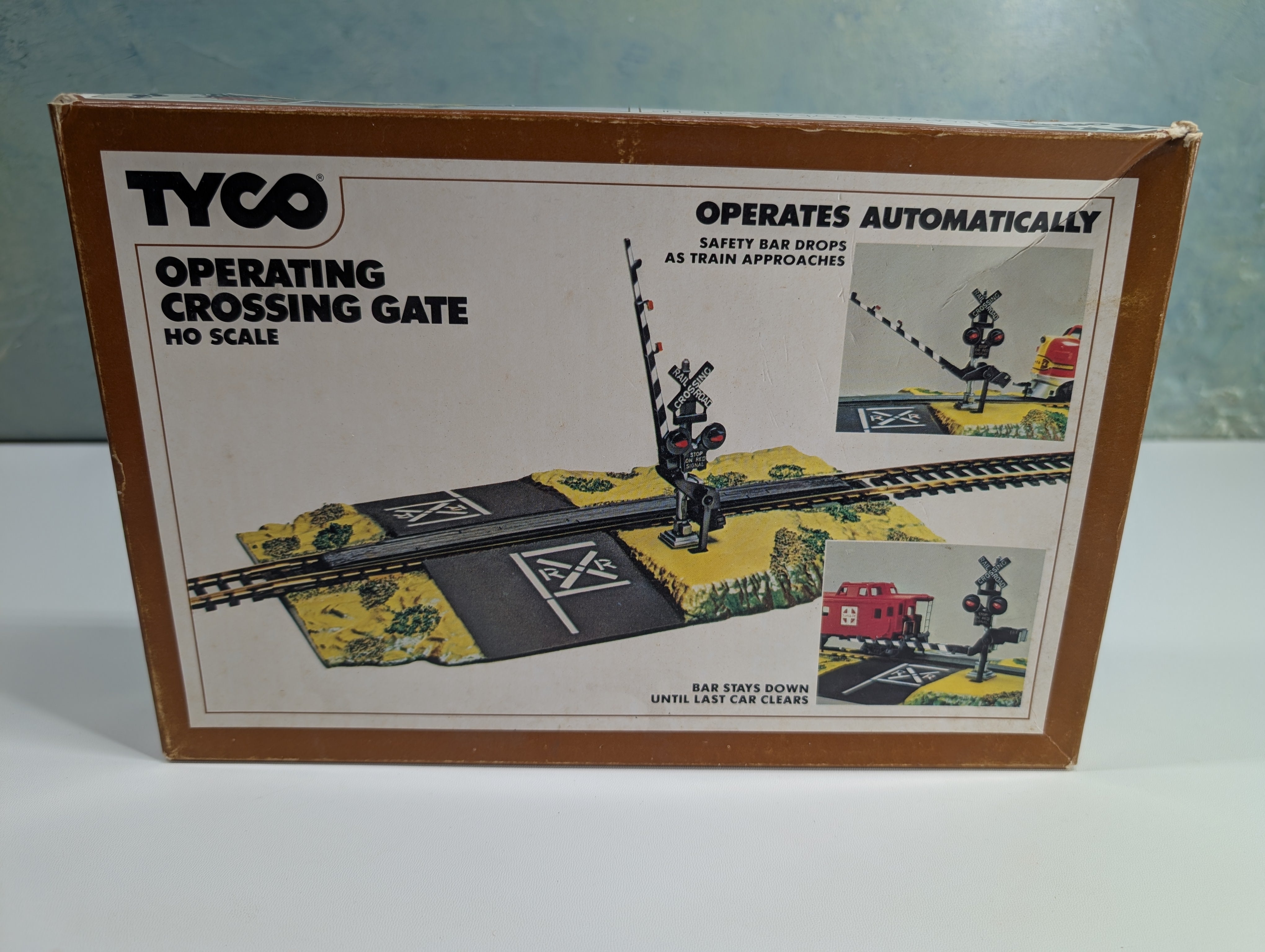 USED Tyco 908 HO Scale Operating Crossing Gate